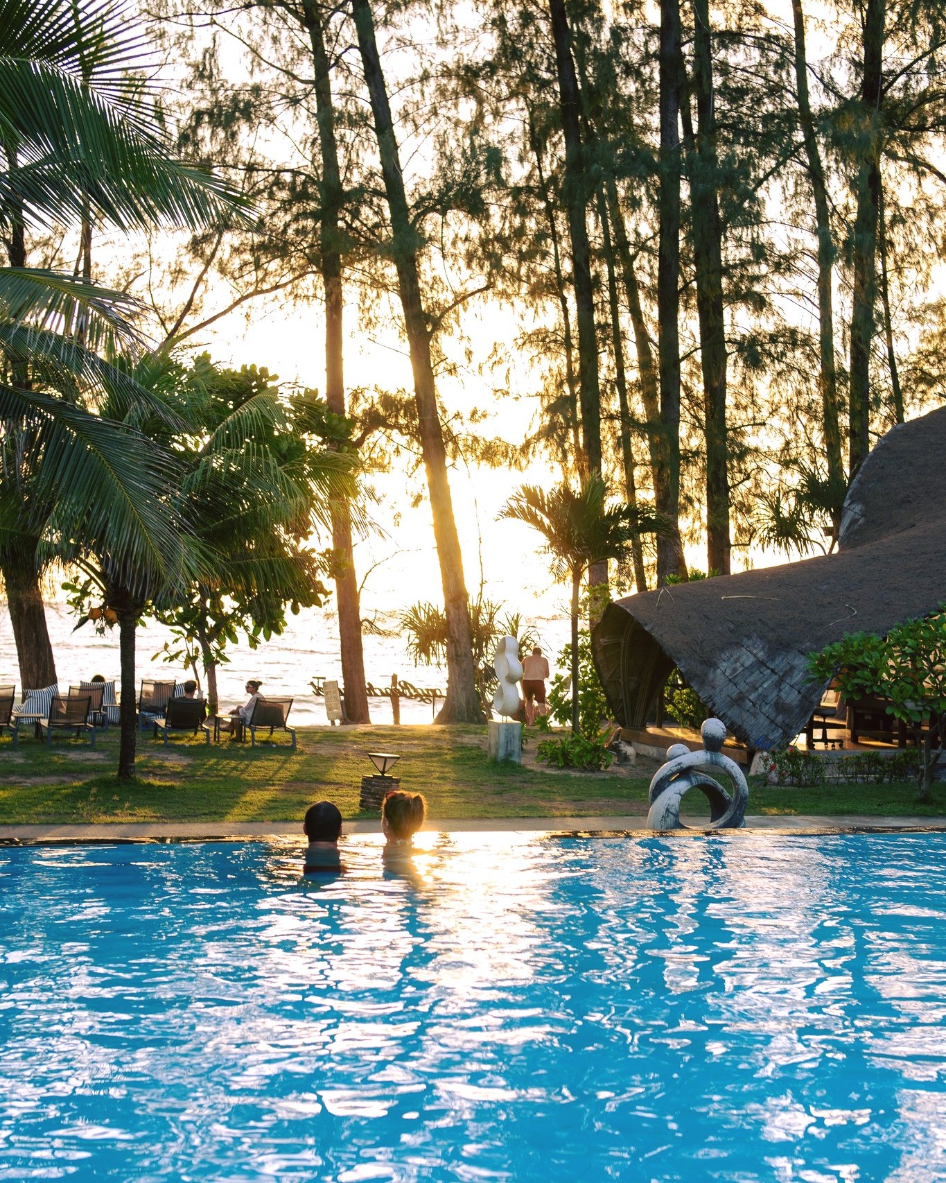Sunset swims & a warm welcome to your beachfront escape at Long Beach Chalet, Koh Lanta🌴
Enjoy our best direct booking rates here! ➡️ link in bio
📞094 432 8889
📩info@longbeachchalet.net
🌐www.longbeachchalet.net