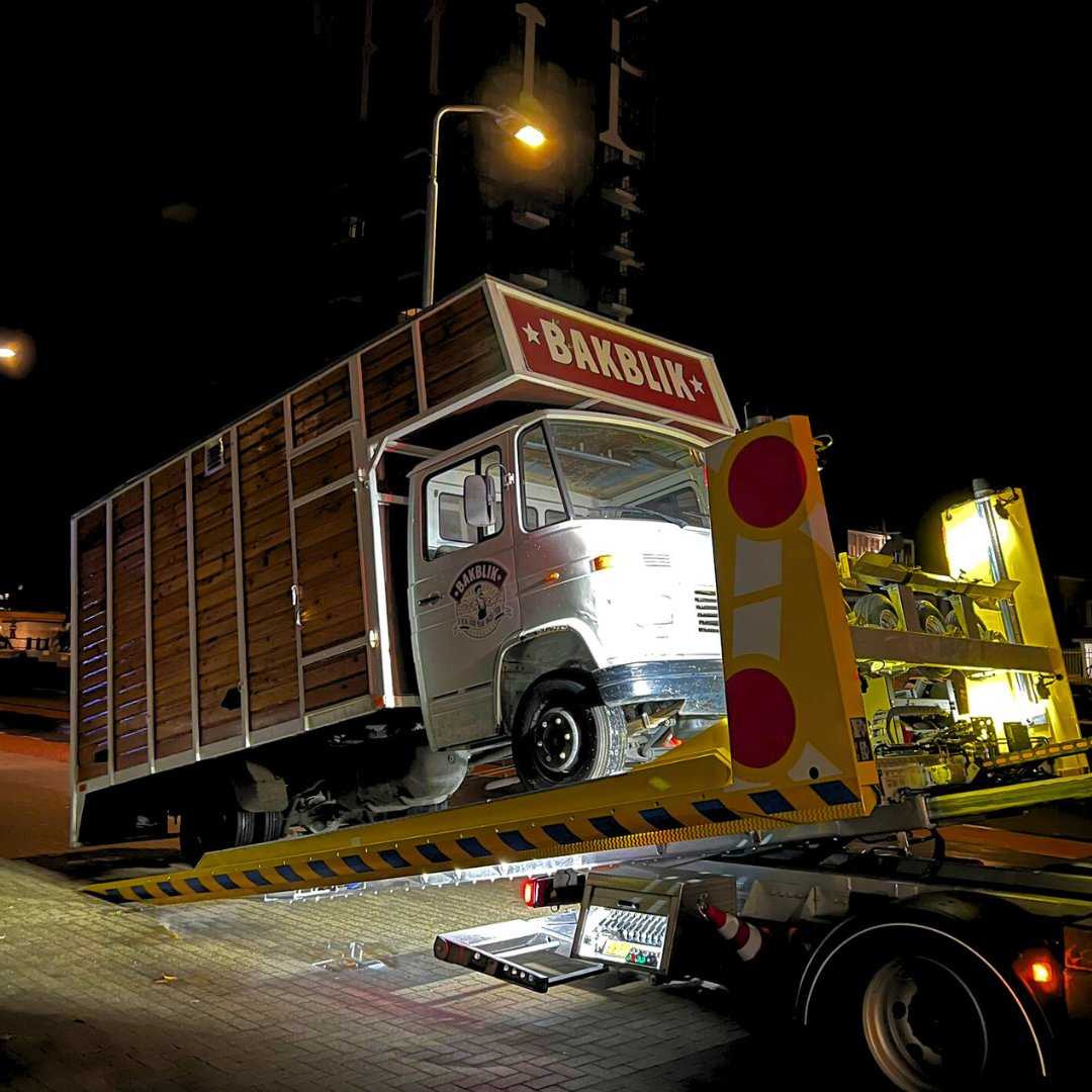DAG EINDHOVEN
Sorry mensen, slecht nieuws, vanaf heden staan we niet meer in de Eindhovense binnenstad zoals voorheen aangekondigd. We hebben vreselijke pech met een kapotte foodtruck waarvan de reparatie tijd nodig heeft :'(
Kan je ons niet missen? Wij jou ook niet! Catering bestellen kan nog wel via www.bakblik.eu