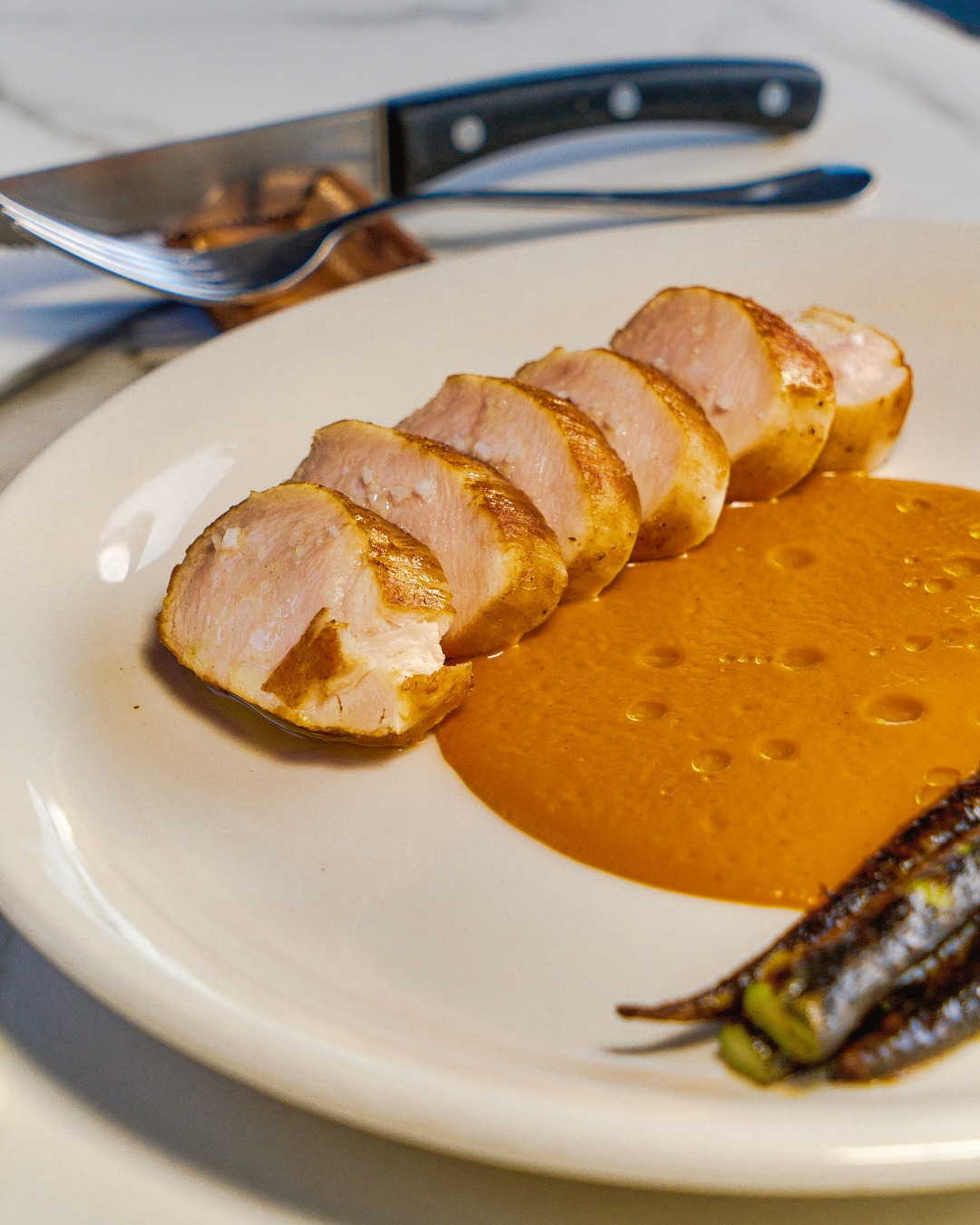 Para comenzar bien… un platillo lleno de sabor y una buena copa.
Así inicia la experiencia en Arango.
Reserva en arangorestaurante.com📍Av. de la República 157, Piso 7
#RestaurantesCDMX #PlanEnLaCiudad #ArangoCDMX #AltaCocinaMexicana #RooftopCDMX