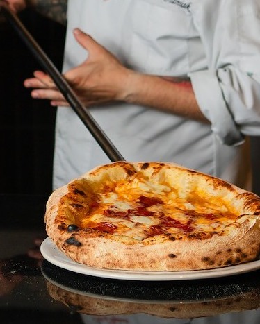 🍕 Pizza bei Nuva – mit Liebe gemacht ✨
Vom frisch zubereiteten Teig nach traditionellem Rezept über hausgemachte Saucen bis zu sorgfältig ausgewählten Zutaten – jede Pizza ist ein kleines Stück Italien.
Ob knusprig oder luftig, klassische Margherita oder kreativ belegt: bei uns steckt in jeder Pizza Handwerk, Geschmack und Herzblut. 💛
Komm vorbei, sieh zu, wie echte Pizza artigianale entsteht, und genieße sie direkt frisch aus dem Ofen! 🔥
#nuva #pizzalove #pizzaartigianale #neapolitanstyle #augsburgfood #leipzigfood #italianvibes #handgemacht