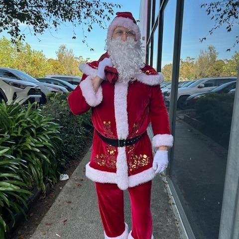Turns out our Benn has more than one uniform 🎅
He proudly suited up as Santa for his kids’ daycare Christmas party, spreading Christmas cheer one “ho ho ho” at a time 🎄✨
Who votes he should wear it around the clinic?