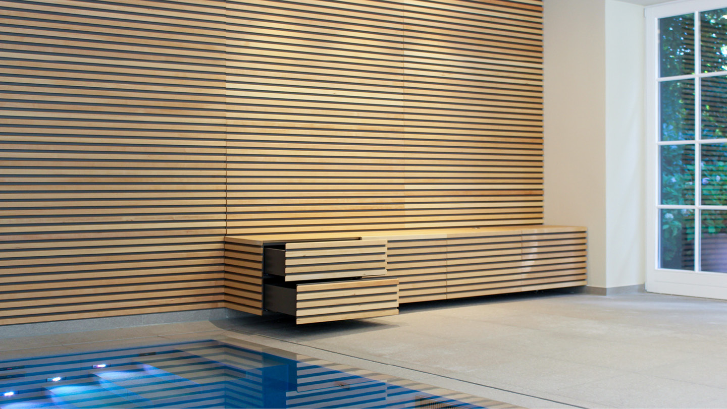 Schwimmbad trifft Wohlfühl-Spa. Warm, natürlich, maßgefertigt: Wandverkleidungen und Möbel aus geölten Lärche-Vollholz-Leisten, eine speziell entwickelte, wasserdichte Unterkonstruktion und nahtlos integrierte Türen, Sauna und Dusche. Ein Raum, der nicht nur entspannt – sondern beeindruckt.
#schwimmbad #spaday #innenausbau #interiorgoals #holzhochzwei