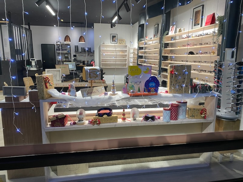 🎅J-7 avant Noël! Ici on est dans l'ambiance grâce à la belle vitrine réalisée par Julien!
Vous pouvez venir nous voir: on a de la bonne humeur et des petits cadeaux utiles de dernière minute (clips de conduite de nuit, kit de réparation, solaires...).
🌲Pour les horaires de fin d'année on sera fermés le 25 décembre et le 1er janvier et on s'aménage une journée un peu plus courte le 24 et le 31 décembre.
Tout est bien à jour sur nos fiches google!
#vitrinedenoel #cadeaunoel #opticienindependant #specialisteenfant #mornant #brignais