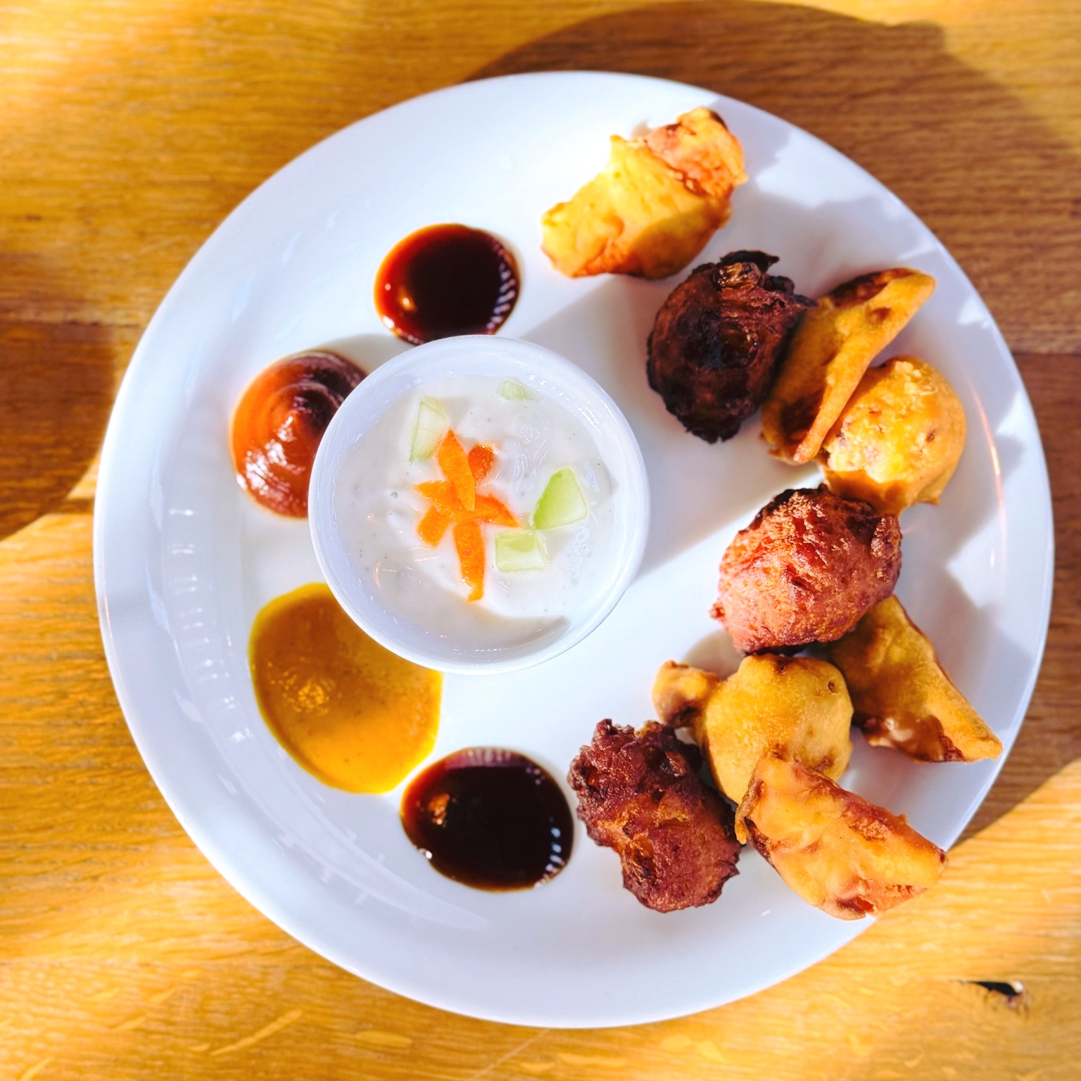 Pakoras sind goldbraune, knusprige Wunderdinger aus Kichererbsen, Gemüse und orientalischen Gewürzen. Bei Joe gibt’s Saucen dazu, die verboten gut schmecken – die ideale Vorspeise für deinen Einstieg ins FlowFood-Universum.
#ayurvedic #restaurant #flowfood #foodinsider #foodies #foodlover #veganfoodlover #restauantluzern #luzern #sinnvollgastro #ayurvedicfood #ayurvediclifestyle #flowfoodjoe #vegatrischessen #veganessen #veganlove #veggiefood #goodfood #moodbooster #happystomach #glutenfree #glutenfrei #zöliakie #glutenfreiessen #feelinggood #homestylecooking #hausgemacht