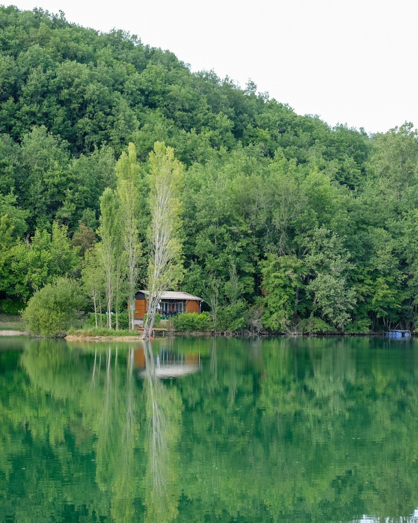 Waar het water fluistert, de zon je warm omhelst en je eigen chalet aan het meer voelt als een verborgen stukje hemel ✨🌿
Nog op zoek naar jouw rustplek voor 2026?
De vischalet is nog maar enkele weken beschikbaar dus wees er snel bij. 🧡