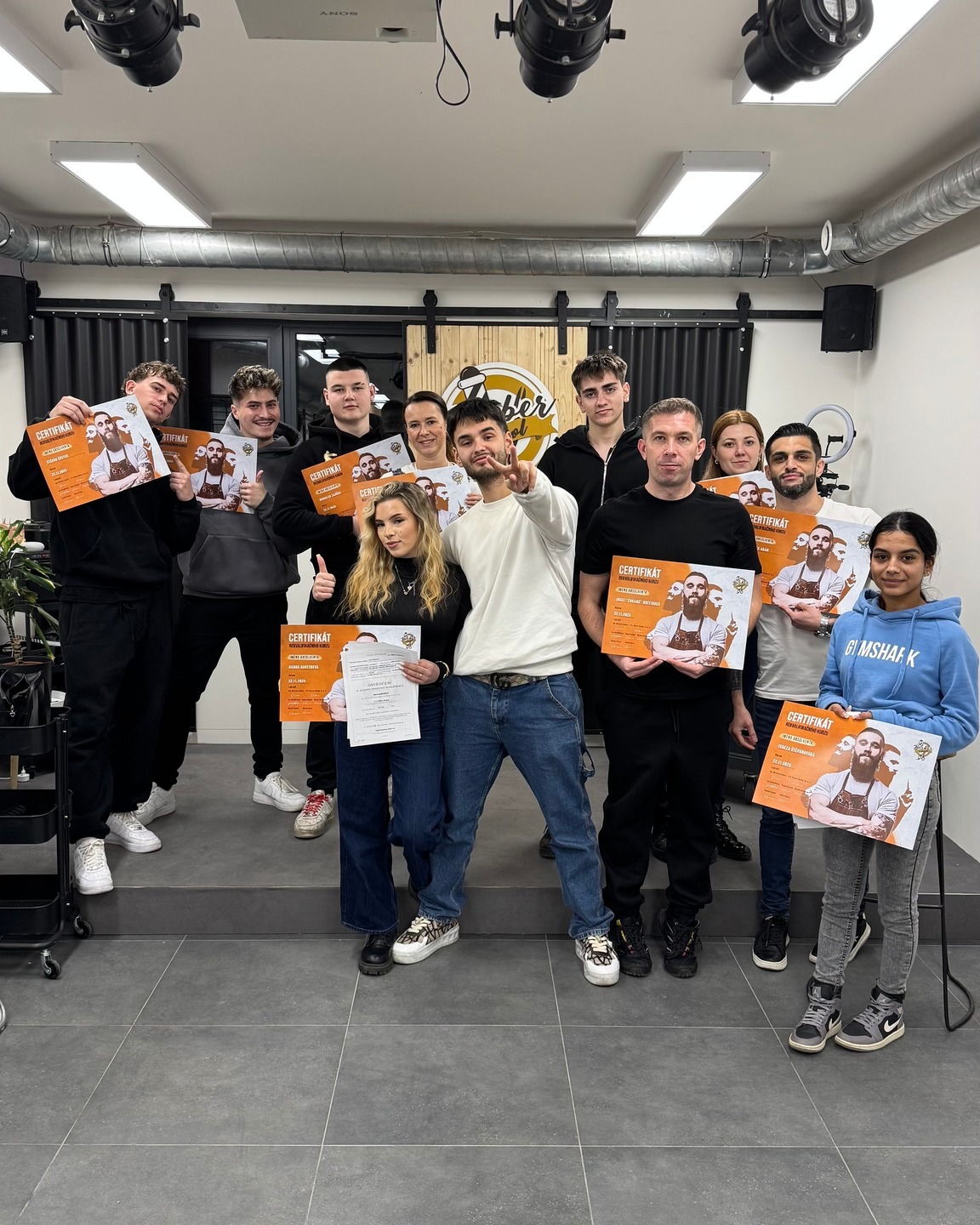 💈 Rok 2025 se pomalu blíží ke konci a my se musíme ohlédnout zpět.
Byl to rok plný skvělých kurzů, nových tváří a neuvěřitelného posunu vás všech, kteří jste prošli naší akademií. Chceme vám moc poděkovat za důvěru, energii a za to, že společně s námi budujete tuhle barber komunitu. ✂️🙌
Přejeme vám, ať je ten příští rok ještě úspěšnější, plný spokojených zákazníků a precizních střihů. Ať vás to v barbershopech baví čím dál víc a neustále rostete! 🥂🔥
Díky, že jste v tom s námi. Šťastný nový rok přeje celý tým Barber School! 🎇💈
#barberschoolcz #barbercommunity #stastnynovyrok #barberlife #dekujeme #barbershoplife #barbering