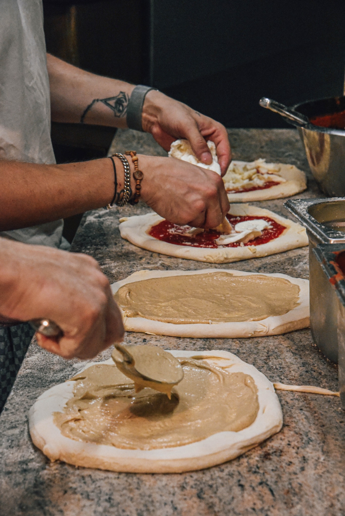 🍕 So entsteht echte Pizza artigianale bei Nuva ✨
Alles beginnt mit unserem täglich frisch zubereiteten Teig, nach traditionellem Rezept sorgfältig geknetet. Jede Pizza bekommt hausgemachte Saucen, frische Zutaten und viel Liebe zum Detail.
Ob klassische Margherita oder kreative Beläge – jede Pizza ist ein Stück Italien, knusprig, luftig und voller Geschmack.
Komm vorbei, sieh zu, wie Pizza entsteht, und genieße sie direkt aus dem Ofen! 🔥
#nuva #pizzaartigianale #neapolitanstyle #pizzalove #handgemacht #augsburgfood #leipzigfood #italianvibes