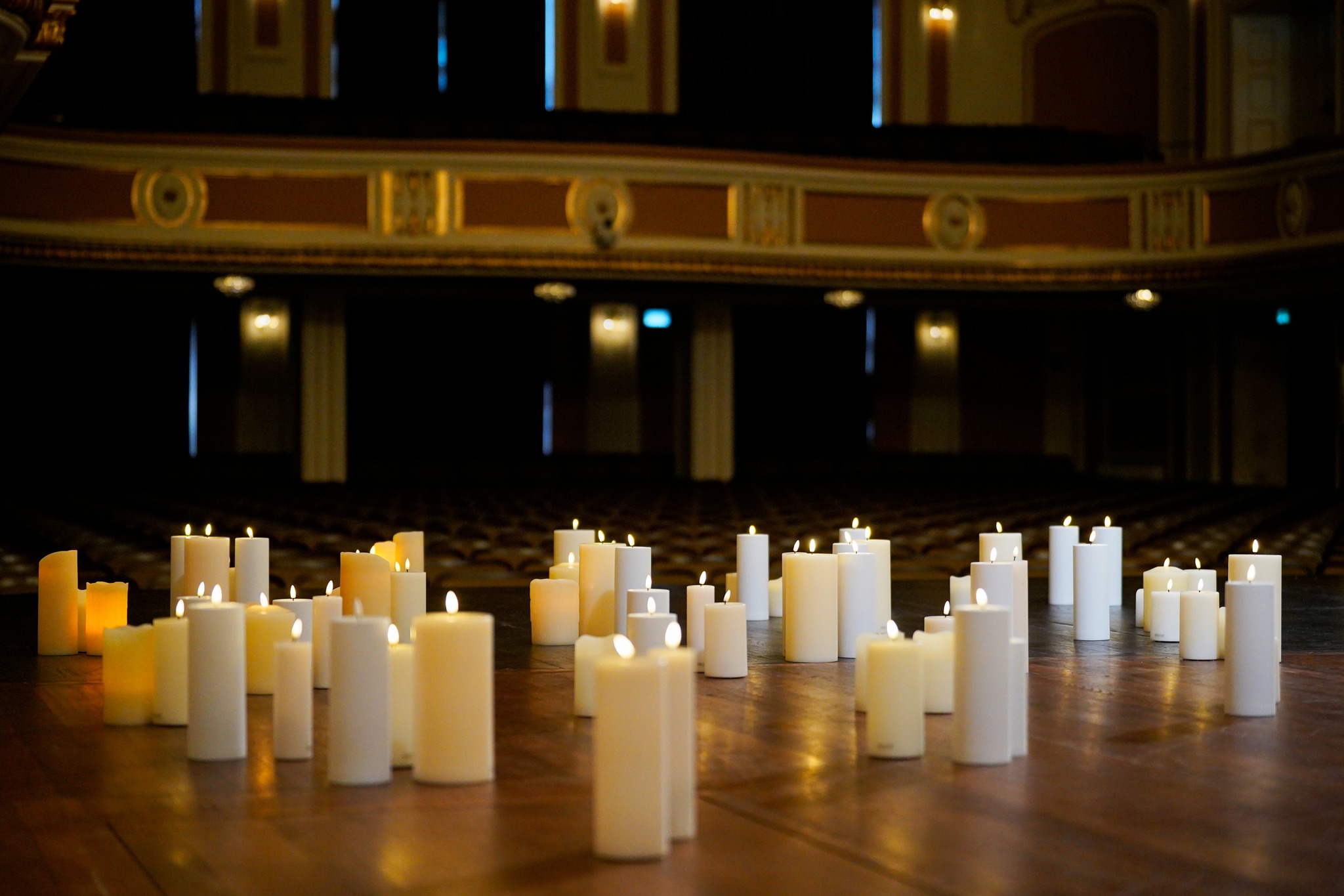 ✨ Adventliche Grüße von KlangBlickMomente ✨
(English version below)
In der stillen Zeit des Advents erinnern wir uns an einen ganz besonderen Konzertmoment: warmes Kerzenlicht, gespannte Stille und ein Saal voller Atmosphäre. 🕯️
Diese Stimmung kehrt zurück:
🗓️ 12. September 2026
📍 Großer Saal der Internationalen Stiftung Mozarteum, Salzburg
Wir wünschen eine besinnliche Adventszeit und freuen uns auf ein Wiedersehen im kommenden Jahr.
---
During the quiet season of Advent, we look back on a very special concert moment — warm candlelight, attentive silence, and an atmosphere filled with emotion. 🕯️
This feeling will return:
🗓️ September 12th 2026
📍 Great Hall of the International Mozarteum Foundation, Salzburg
Wishing you a peaceful Advent season — we look forward to seeing you again next year.