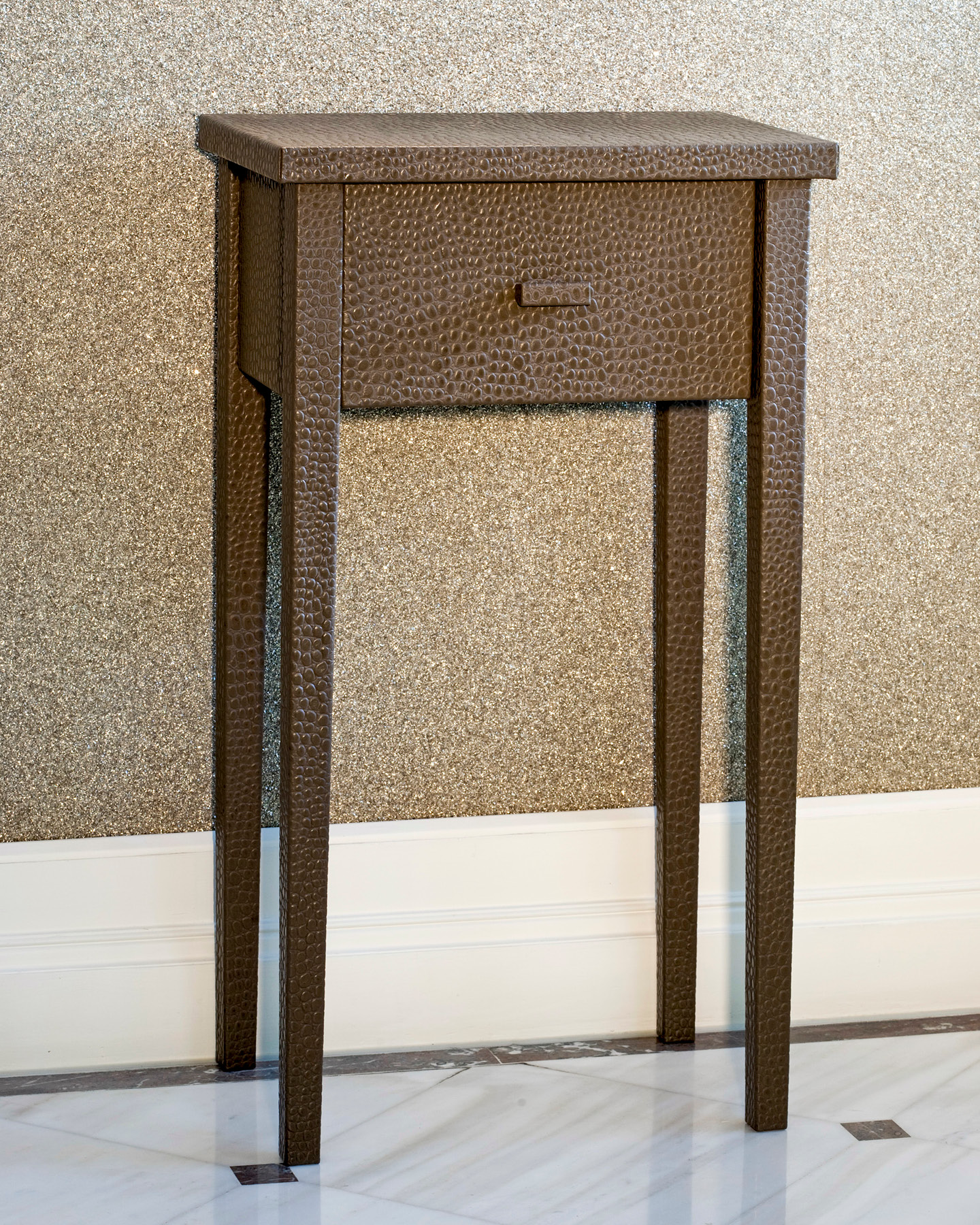 Wild im Look, edel im Design: Unser Konsolentisch im Croco-Style (Kunstleder) setzt ein Statement in jedem Raum 🐊
#konsolentisch #möbeldesign #exklusiv #interiordesign #holzhochzwei