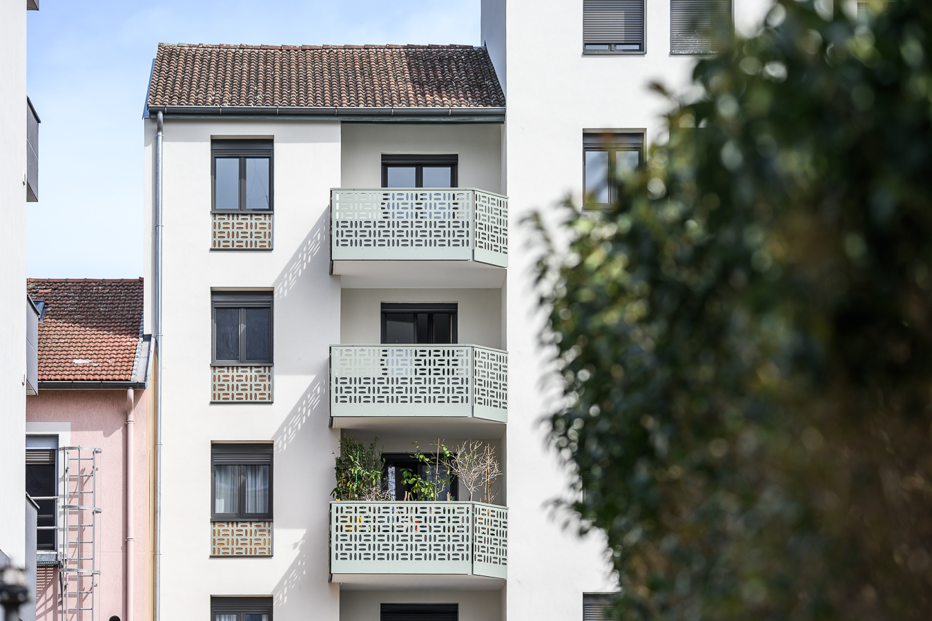 RENOVATION ENERGETIQUE - GRAND LYON HABITAT
Rénovation d'une résidence avant mise en copropriété
L'occasion d'en changer l'image en réinterprétant les façades avec un nouveau dessin des garde-corps ajouré mais permettant une meilleure protection de l'intimité des habitants.
Les châssis bois d'origine ont été remplacé par des châssis bois/alu fabriqué dans la Loire par Giraudier bois et créations. Isolation par l'extérieur des façade avec une laine de roche sous un enduit minéral.
.
.
Photographie : @thedigitalfly
#bonsens #bonsensarchitectes #facade #gardecorps #renovation #renovationenergetique #grandlyonhabitat #architecture