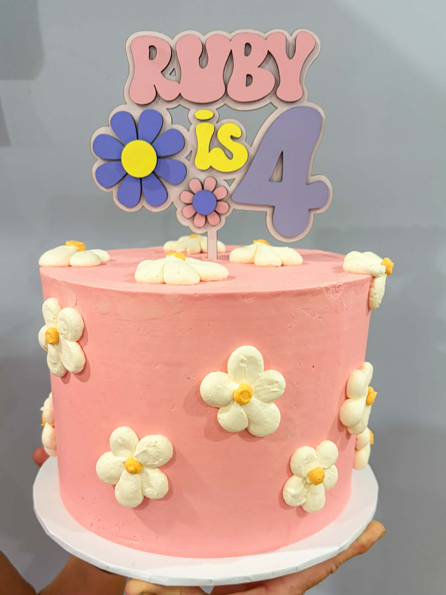 Obsessed with this daisy moment ๐ผ
A pink birthday cake for Rubyโs 4th birthday, finished with cute buttercream florals and matching cupcakes ๐
Who else loves a floral cake? โจ
#birthdaycake #cake #caketopper #birthday #southcoastcakes #amberblossomcakes #shoalhaven #daisy