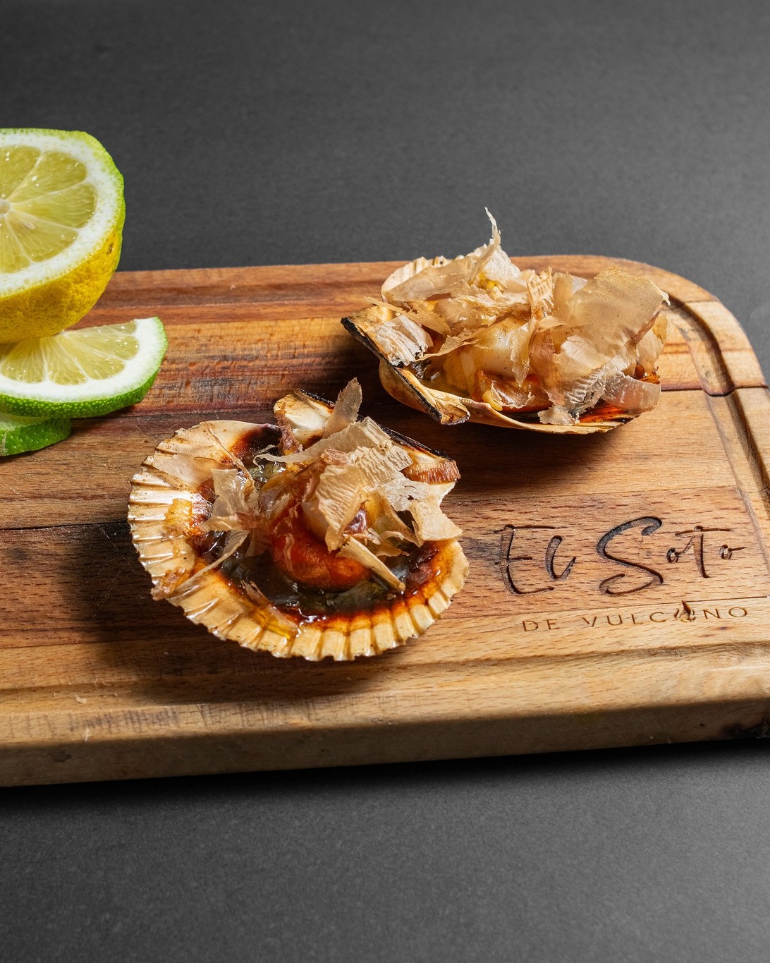 Ven a darte el capricho con nuestras Zamburiñas a la brasa con katsuobushi. ✨
Producto auténtico, sabor inconfundible.
En El Soto de Vulcano trabajamos con producto fresco, seleccionado y tratado con respeto.
Nuestras zamburiñas, marcadas a la brasa y coronadas con katsuobushi, son un ejemplo de equilibrio, sencillez y carácter.👌
Un bocado que representa nuestra filosofía: cocina honesta, producto excepcional.
Haz tu reserva y ven a descubrirlo.
📍 Carril del Soto, 14 – Junto al Paseo del Malecón
📞 667 384 568 / 968 953 945
🌐 restaurantevulcano.com
#Zamburiñas #ProductoDeMercado #ElSotoDeVulcano #CocinaDeBrasa #MurciaGastronómica #Katsuobushi #ExperienciaVulcano #Foodie #Murcia #RegionDeMurcia