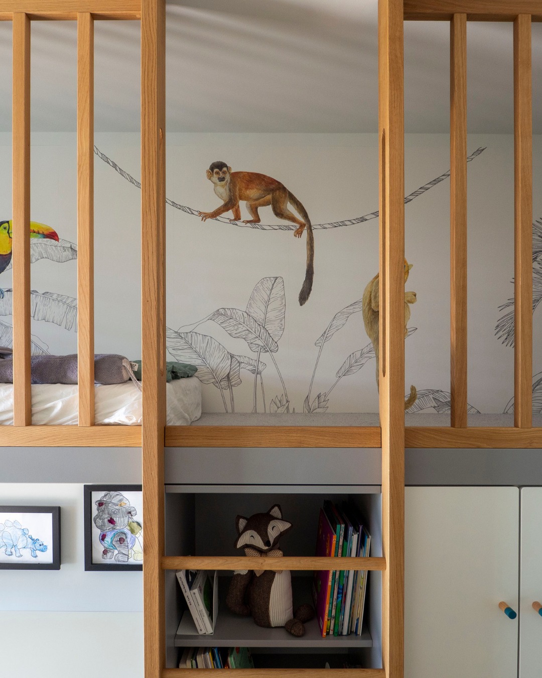 „Sanfte Tiere, große Wirkung“
Die ausgesuchte Tiertapete bringt Leichtigkeit und Fantasie ins Zimmer, ohne den Raum zu überladen.
Feine Linien, ruhige Farben – perfekt für Kleinkinder, die sich gerne Geschichten ausmalen und ihre Umgebung entdecken.
Sie bildet einen liebevollen Hintergrund zu den naturfarbenen Eichenmöbeln – verspielt & zeitlos.