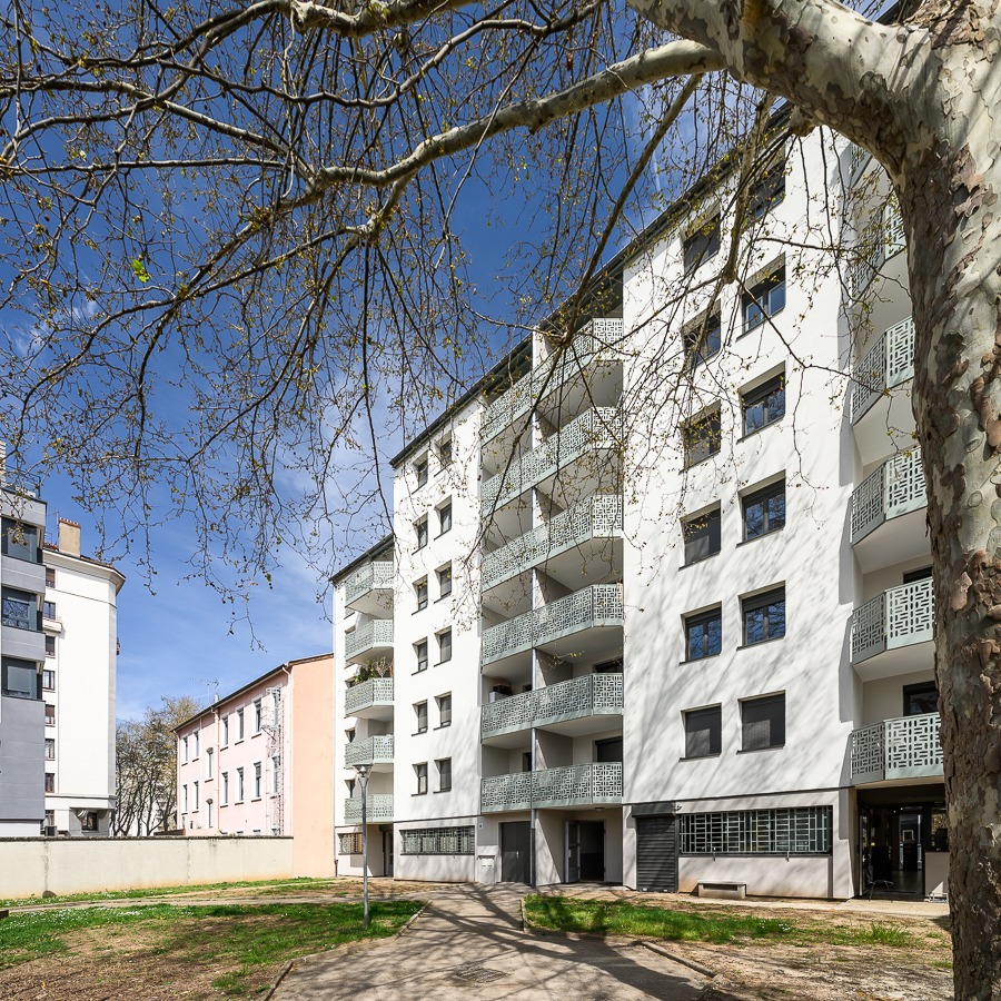 RENOVATION ENERGETIQUE - GRAND LYON HABITAT
Rénovation d'une résidence avant mise en copropriété
L'occasion d'en changer l'image en réinterprétant les façades avec un nouveau dessin des garde-corps ajouré mais permettant une meilleure protection de l'intimité des habitants.
Les châssis bois d'origine ont été remplacé par des châssis bois/alu fabriqué dans la Loire par Giraudier bois et créations. Isolation par l'extérieur des façade avec une laine de roche sous un enduit minéral.
.
.
Photographie : @thedigitalfly
#bonsens #bonsensarchitectes #facade #gardecorps #renovation #renovationenergetique #grandlyonhabitat #architecture