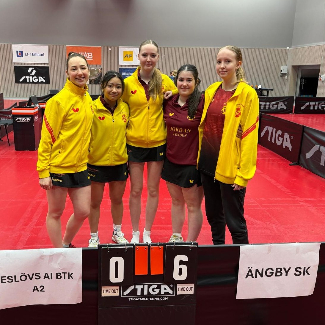 🏓✨ Seriehelgen avslutades på bästa sätt! ✨🏓
Söndagen bjöd på starka prestationer från både våra herr- och damlag.
I Superettan möttes återigen våra herrlag Ängby SK:s A1 och A2. Det blev Ängby SK A1 som vann den här matchen med 5-2.
I Pingisligan by STIGA för damer stod vårt damlag för en imponerande laginsats när de besegrade Eslövs AI BTK A2 med hela 6–0. En seger som inte bara avslutade helgen på bästa sätt, utan också innebär att damerna säkrar en plats i mästerskapsserien efter årsskiftet. Härligt jobbat tjejjer! 💛
Stort grattis till alla spelare och ledare, och tack till alla som hejade och stöttade lagen under helgen - både på plats i Riddersvikshallen och på distans.
Heja Ängby! 🏓💛❤️
Foto: Maria Engelson