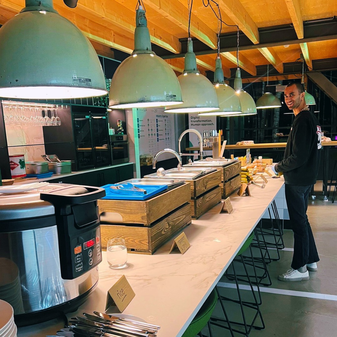 SAMEN WARM DE WINTER IN
Deze week waren we bij de eindejaarsviering van een van onze favoriete bedrijven Nextview Consulting, om lekker voor hun team te zorgen met een winters buffet.
Wil jij ook smakelijk met je team de Nieuwjaarsreceptie vieren? Wij hebben diverse seizoensgebonden buffetopties (zonder foodtruck) beschikbaar! Perfect voor de wat knussere feesten in de koude maanden.
Ook voor jullie Kerstborrel hebben we nog een paar plekjes in onze agenda, dus mail snel als je interesse hebt!
Voor meer info zie: www.bakblik.eu/catering