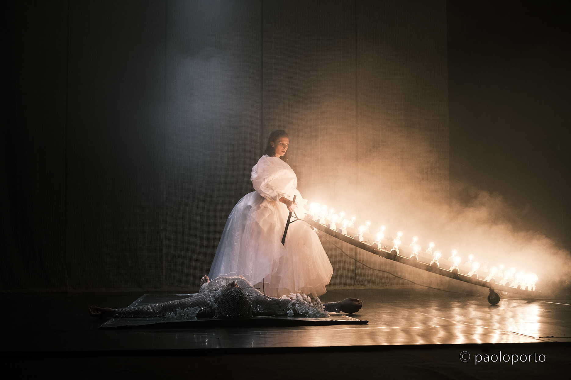 𝐕𝐄𝐍𝐄𝐑𝐄 𝐕𝐒 𝐀𝐃𝐎𝐍𝐄 è un corpo che esplode, si contorce, si reinventa. 💥
Enzo Cosimi porta in scena l’amore impossibile tra la dea e il giovane cacciatore come metafora della nostra ossessione per l’immagine, la forza e la perfezione.
L’ultima data di 𝔻𝕀𝕍𝔼ℝ𝔾𝔼ℕℤ𝔼 – 𝔸𝕕 𝔸𝕝𝕥𝕒 𝕍𝕠𝕔𝕖 è una tragedia barocca e pop, dove l’universo queer e la fragilità umana si fondono in un’unica, potente visione.
📍 Venerdì 19 dicembre ore 20.45
🎭 Auditorium Melotti – Rovereto
🔗 Biglietti https://shorturl.at/acOGy
Con la collaborazione di @csc_trentino