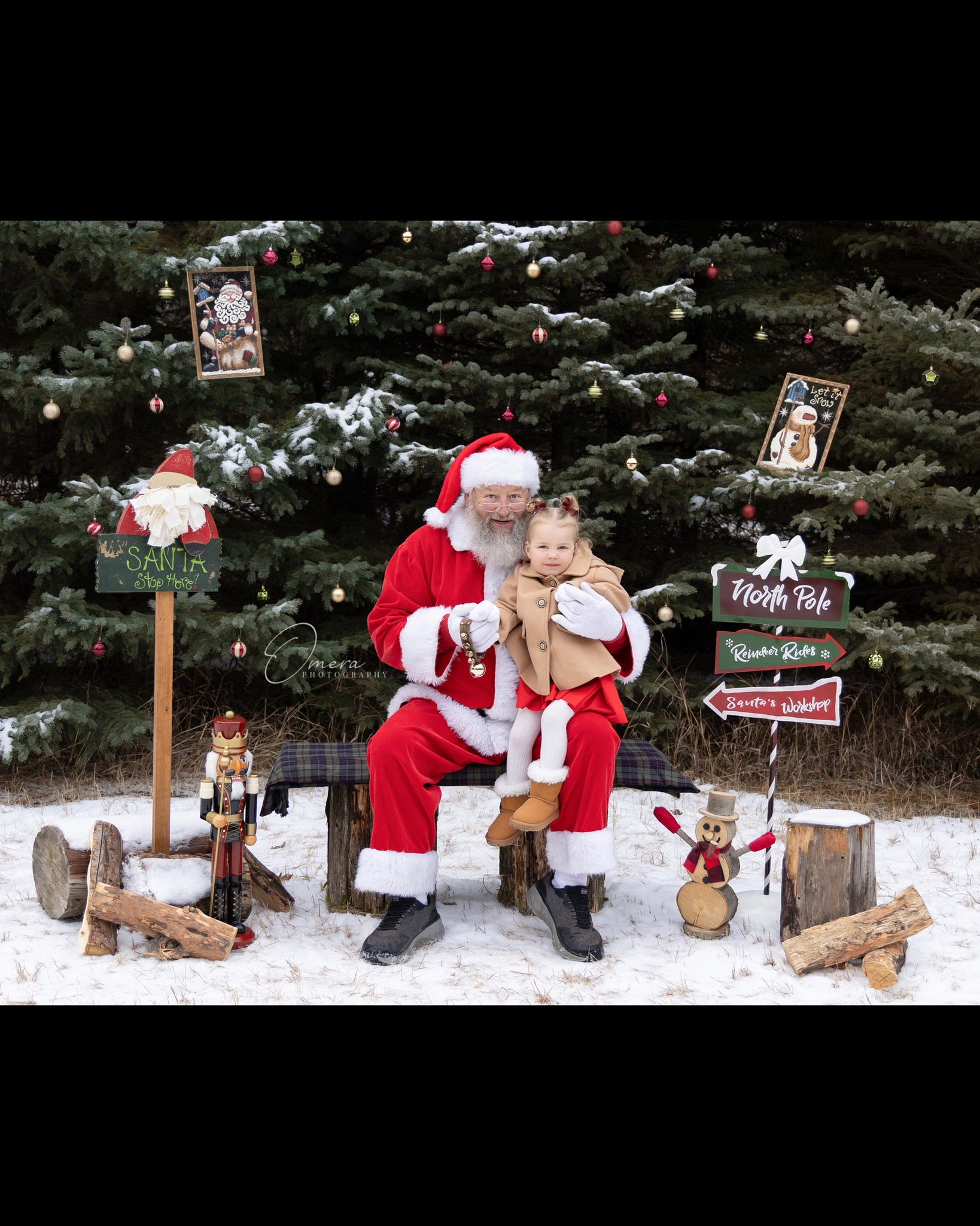 What could be better on Christmas Eve than Santa photos????
I hope everyone has a wonderful evening spent with those they love 💕