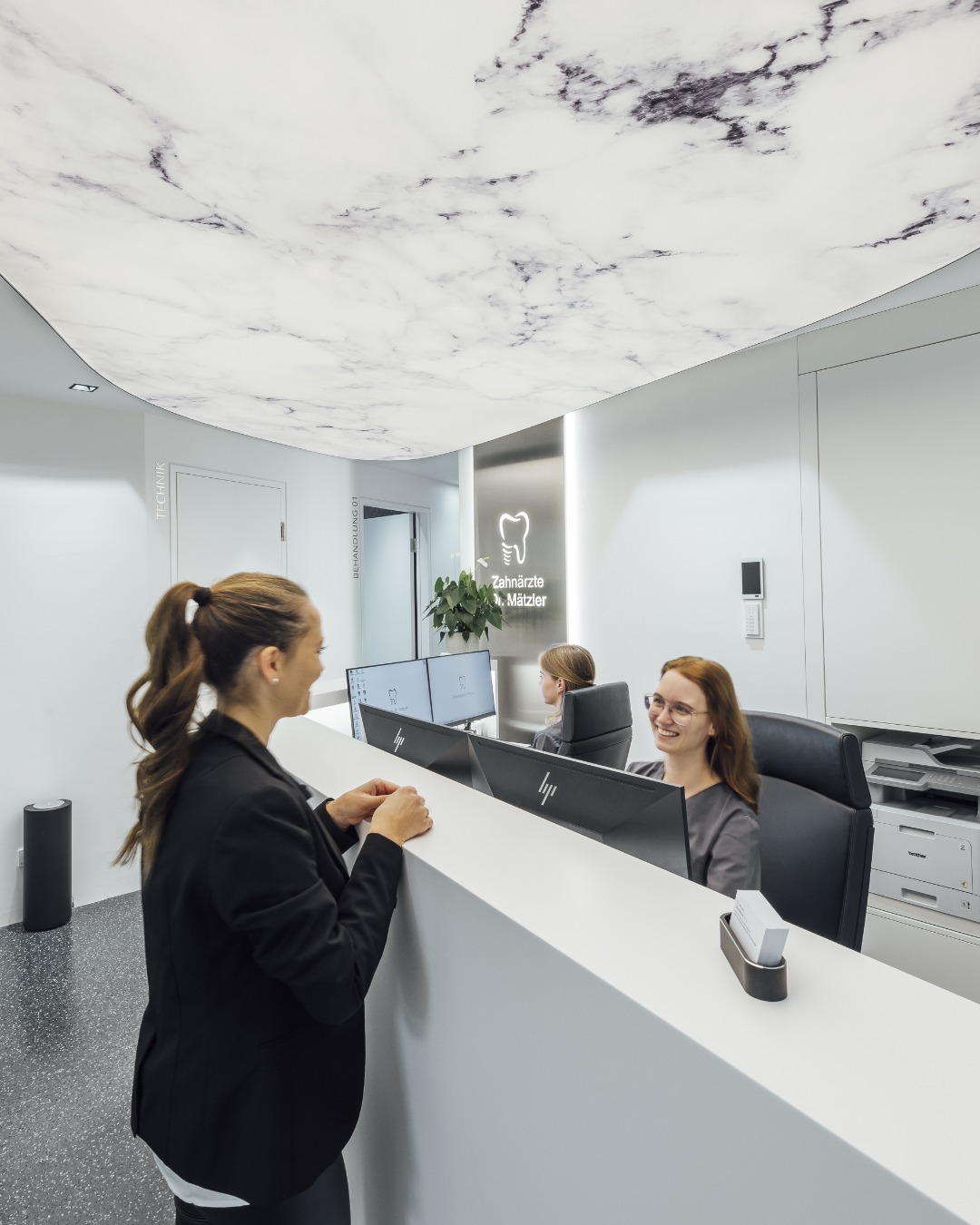 // 𝗝𝗮𝗵𝗿𝗲𝘀𝗲𝗻𝗱𝗲 𝗥𝗲𝗺𝗶𝗻𝗱𝗲𝗿! 🦷🗓️
Bevor das alte Jahr endet, sichere dir schon jetzt deinen Termin für das neue Jahr!
Mit einem frühzeitig geplanten Check-up startest du entspannt und bestens vorbereitet in ein gesundes und strahlendes Jahr 2026. ✨
#drmätzler #zahnarzt #dornbirn #zahnarztpraxis #zahnarztpraxisdornbirn #zahnarztdornbirn