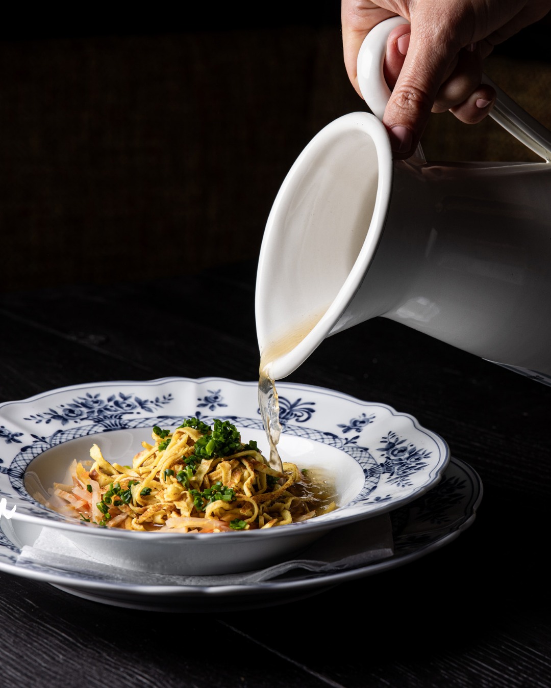 LANGER SPAZIERGANG AM KOGELBERG? BESSERES ALS EIN SÜPPCHEN GIBT’S KAUM. 🍲
Wärmend, kräftig und genau richtig nach frischer Luft und Bewegung. Fein abgeschmeckt, mit Liebe serviert – ein Teller, der von innen wärmt und den Moment perfekt macht.
So schmeckt Ankommen im Winzerhaus. 🍽️✨
#winzerhaus #kogelberg #winzerhauskogelberg #suedsteiermark #visitsteiermark #visitsuedsteiermark #gebruedernauschnegg #gastro #food #instafood #restaurant #foodie #gastronomy #gastronomie #chef #foodlover #gourmet #delicious #wine #wein #foodstagram #menu