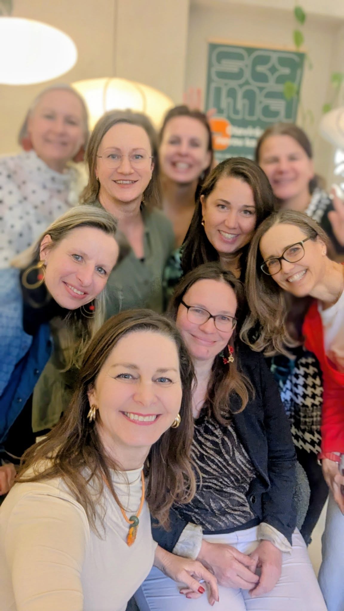 Nejsem nějaká módní policie, ale stává se mi že slyším:
"Věděla jsem, že tam budeš, tak jsem dbala na to, co si vezmu na sebe."
Tohle mi přijde úplně skvělý. Zlepšuji ženám vztah k sobě již jen mou přítomností. Hezký je, že mi to ženy říkají s radostí. Protože vědí, že dbát o sebe o i to, co mají na sobě je forma sebelásky a sebepéče v praxi.
Takže ženy, tip pro vás:
Péče o sebe může začít banálně u oblečení.
Ono to taková banalita není. Když si obléknete na sebe něco, co nevyjadřuje vás, nejste to vy. A cítíte to. Fashion therapy může být dnem, kdy se začnete oblékat podle sebe. Objednete si své Fashion Therapy ještě před Vánoci. Odkaz je v komentáři.
Lucie Kubů
Fathima.cz
📷 Z dnešního brunch networkingu s Ven Avenir , která umožňuje mojí značce zářit. A celá parta Brand Adventure girls Kateřina Vašáková s její nevyžádanou radou "Méně je více" ( pozor Nevyžádana rada je služba 😁). Taky Lenka Martinková s novou značkou Šperky, co mají koule. Taky Vladena Steinova , Jolanta Balon , která mě navedla, že automatizace je teď moje priorita. Božena Mikulová a Tereza Jarošová