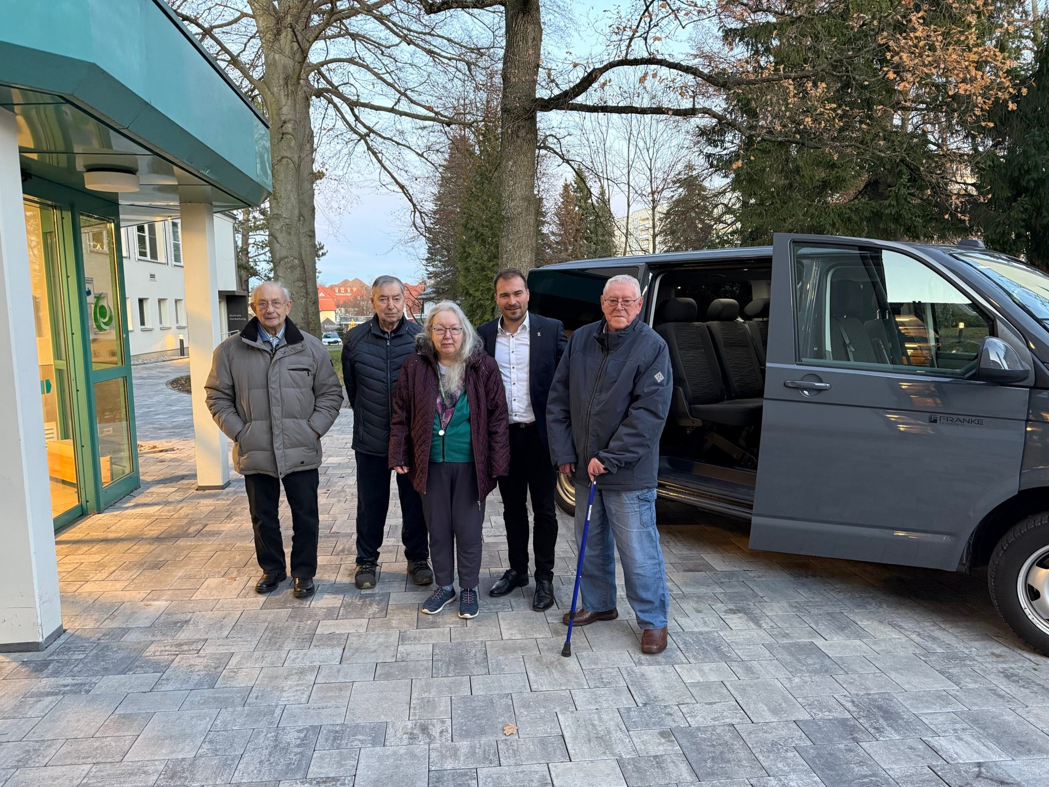 Heute fand zum letzten Mal in diesem Jahr die Senioren-Ausfahrt des Rotary Club Freiberg statt. Gemeinsam mit insgesamt fünf Seniorinnen und Senioren in einem Mitarbeiter der Seniorenheime Freiberg gemeinnützige GmbH konnten wir eine schöne Zeit miteinander verbringen und uns einen kurzweiligen Nachmittag bereiten – ganz in der Tradition, die Freund Rainer Bruha vor vielen Jahren begonnen hat. Er konnte heute leider nicht dabei sein, obwohl er eigentlich für den historischen Teil der Stadtgeschichte verantwortlich ist.
Gerade in der Adventszeit war es mir wichtig, sich bewusst Zeit zu nehmen und etwas für die Gemeinschaft der Bewohnerinnen und Bewohner des Hauses Johannishof zu tun.
So machten wir uns auf den Weg: Unsere Fahrt führte uns über den Wasserberg, durch das Gewerbe- und Industriegebiet Süd, vorbei an unserer größten Baustelle am Bahnhof und den zahlreichen Straßenbaumaßnahmen, die beendet sind oder kurz vor der Fertigstellung.
🌅Ein besonderes Highlight für die Senioren war der Blick in den Sonnenuntergang über unserer Stadt auf der Reichen Zeche. Abgerundet wurde die Rundfahrt durch unsere wunderschön geschmückte Innenstadt und die mit Sternen beleuchtete Moritzstraße.
Nach einer guten Stunde kehrten wir zufrieden zurück – mit vielen schönen Eindrücken. Es hat mir große Freude bereitet – und den Seniorinnen und Senioren ebenso.🩶🕯️💫 Danke für die Unterstützung durch Franke Automobile GmbH & Co. KG.
➡️ Und damit diese Aktion auch weiterhin stattfinden kann, seid ihr herzlich eingeladen, kommendes Wochenende auf unserem Christmarkt an der Rotary-Hütte Glühwein oder Punsch für einen guten Zweck zu genießen. 🔥☕️🎄