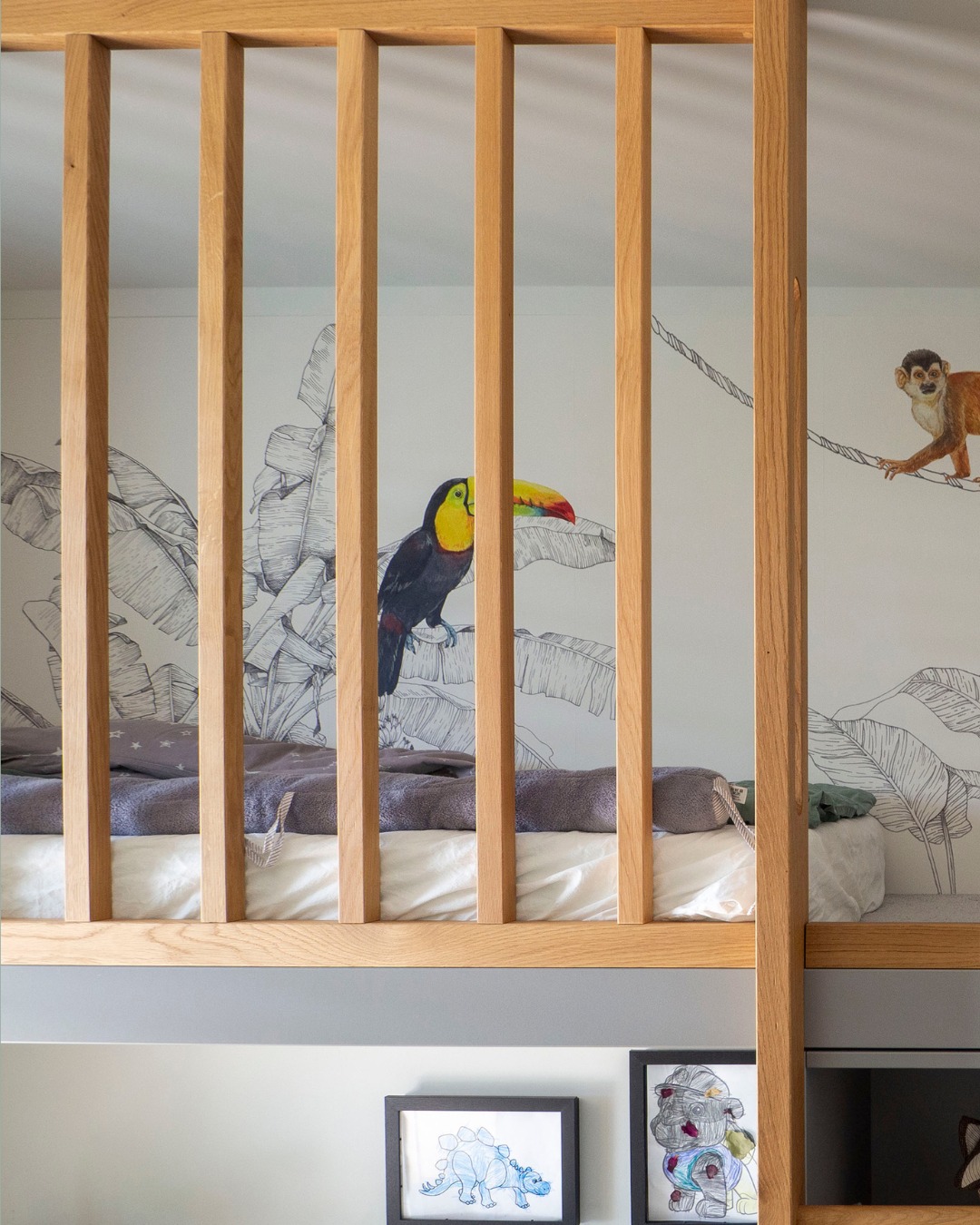 „Schlafen oben. Spielen unten.“
Der zentrale Verbau kombiniert Bett und Spielebene in einem Möbelstück.
Oben: ein geschützter Schlafplatz – erreichbar über eine stabile, kindgerechte Leiter.
Unten: eine Kombination aus Spielecke, Schreibtisch und Stauraum.
Die Absturzsicherung aus Eichenlamellen gibt Sicherheit, bleibt aber optisch leicht und fügt sich in das ruhige Gestaltungskonzept ein.
Ein kleines Abenteuer – ganz ohne Unruhe im Raum.