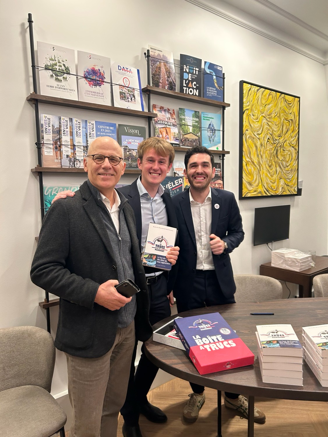 Mardi dernier, nous avons eu le plaisir de vous retrouver nombreux pour un dernier moment de convivialité de l’année. L’occasion pour @raphaelruegger et @theocaviezel de la Fédération Française des Trucs qui Marchent de vous dédicacer leur livre "Le Tour de France des idées qui rapprochent" (toujours disponible en librairie) mais aussi de présenter nos prochains voyages d’étude CityEx 2026 : Londres, Suisse, Pologne, New-York (Martin Daubard est à votre disposition toute question). Et si vous passez dans le quartier, venez boire un café pour admirer l’exposition d’Émilie Fischer « Souviens-toi » avec une quinzaine de toiles dans nos bureaux.
@trucsquimarchent
📚 🌍 🖼️