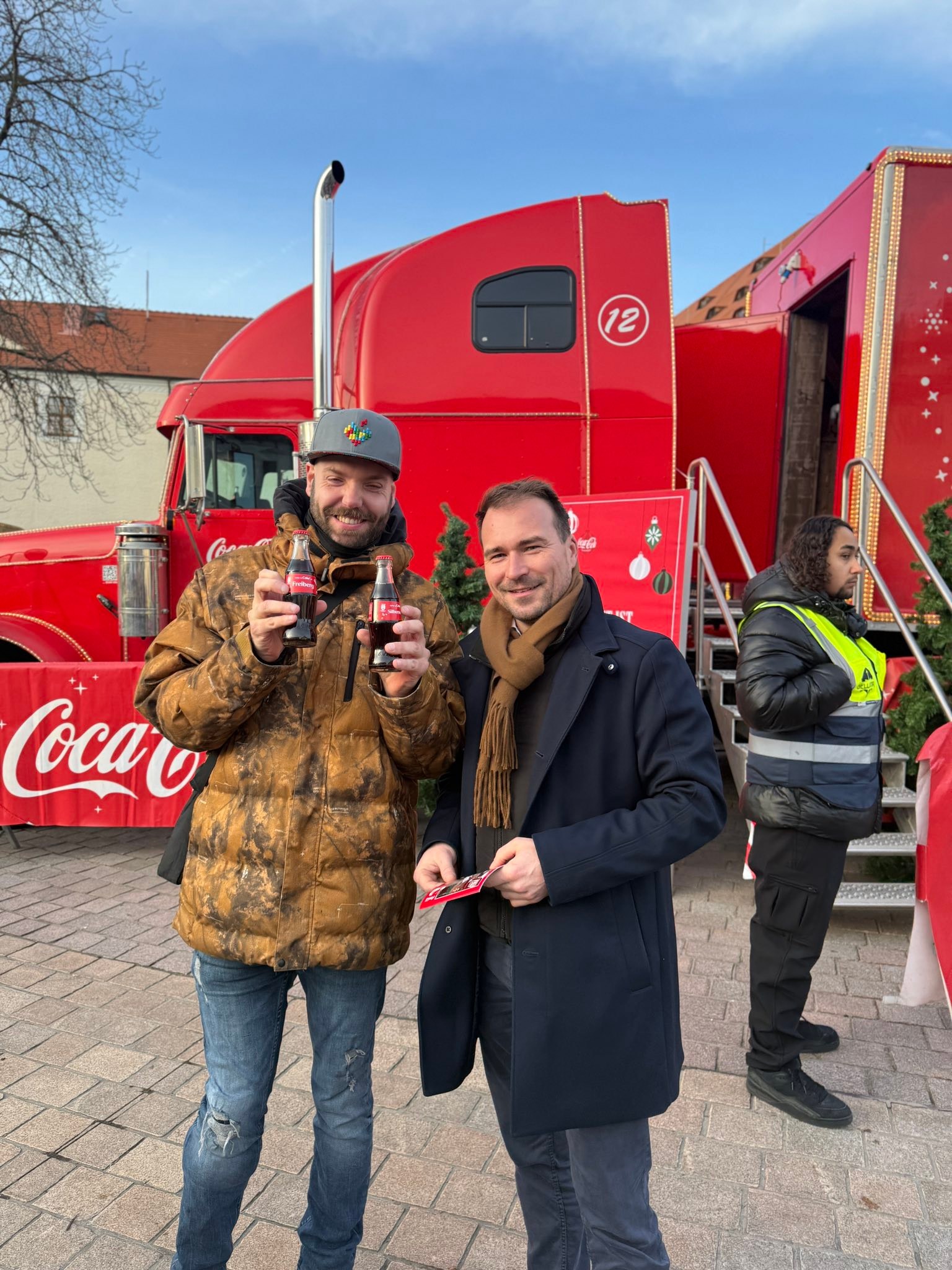 Der Coca-Cola Truck hat unglaublich viele Menschen begeistert und in unsere Silberstadt Freiberg gezogen – mehr, als wir erwartet hätten. Dass sich Jung und Alt auf den Weg gemacht haben, um den Truck live zu erleben, hat mich wirklich beeindruckt.
Ich bin immer noch total überwältigt vom riesigen Besucheransturm zu unserem Highlight in der Adventszeit. 😍🎄
Selten habe ich eine so schöne Stimmung in unserer Stadt erlebt: friedlich, fröhlich und voller Emotionen. Für viele war es eine echte Kindheitserinnerung und eine Reise zurück in die Weihnachtszeit der Neunziger. ✨
Ganz besonders gefreut haben mich die vielen Gespräche und Begegnungen mit freundlichen Menschen aus ganz Sachsen. Auch die zahlreichen Gespräche mit den Freibergerinnen und Freibergern haben mich wirklich überwältigt und gezeigt, wie viel Herz in unserer Stadt steckt. 🩶⚒️📈
Durch dieses besondere Erlebnis sind neue, positive Erinnerungen entstanden – für Kinder, Familien und Menschen aller Generationen. Momente, die bleiben und die Adventszeit für viele noch lange im Herzen weiterleben lassen.
Ein großes Dankeschön an die Bürgerin bzw. den Bürger aus unserer Stadt, der diese Initiative für die Stadt ergriffen und das Ganze mit ihrer Stimme unterstützt haben – großartig! Ebenso möchte ich unseren Mitarbeiterinnen und Mitarbeitern danken, genauso wie der Feuerwehr Freiberg, Polizei Sachsen dem DRK und den vielen fleißigen Helferinnen und Helfern, die dafür gesorgt haben, dass diese Veranstaltung reibungslos stattfinden konnte. Ohne euch wäre das nicht möglich gewesen.
Ein ganz besonderes Highlight war für mich, die Veranstaltung gemeinsam mit Marcel Dreyer mit dem Hupen des Trucks zu eröffnen 🚛🎶
Und das Beste daran: Unsere Stadt war voller Menschen. Die Altstadt war lebendig und belebt. Die Besucherinnen und Besucher konnten einkaufen gehen, den Freiberger Christmarkt bis 22. Dez. besuchen und die besondere Atmosphäre unserer wundervollen Stadt genießen.
Frohe Weihnachten und Merry Christmas.🎅🏻✨🎄