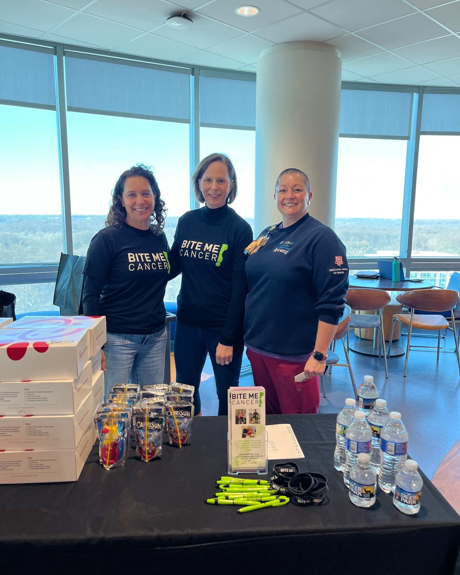 Yesterday, we delivered our monthly meals to Inova Childrenโs Hospital ๐ We dropped off our monthly meals to the 10th floor pediatric oncology unit โ and this month it was a fan favorite Chick-fil-A breakfast!
Huge thanks to our amazing volunteers, generous donors, and the incredible Inova Child Life Specialist Holly for making it all happen. And of course, endless gratitude to our awesome supporter Chick-fil-A Fairfax Circle for spreading comfort, kindness, and deliciousness! Together, we make a difference. ๐