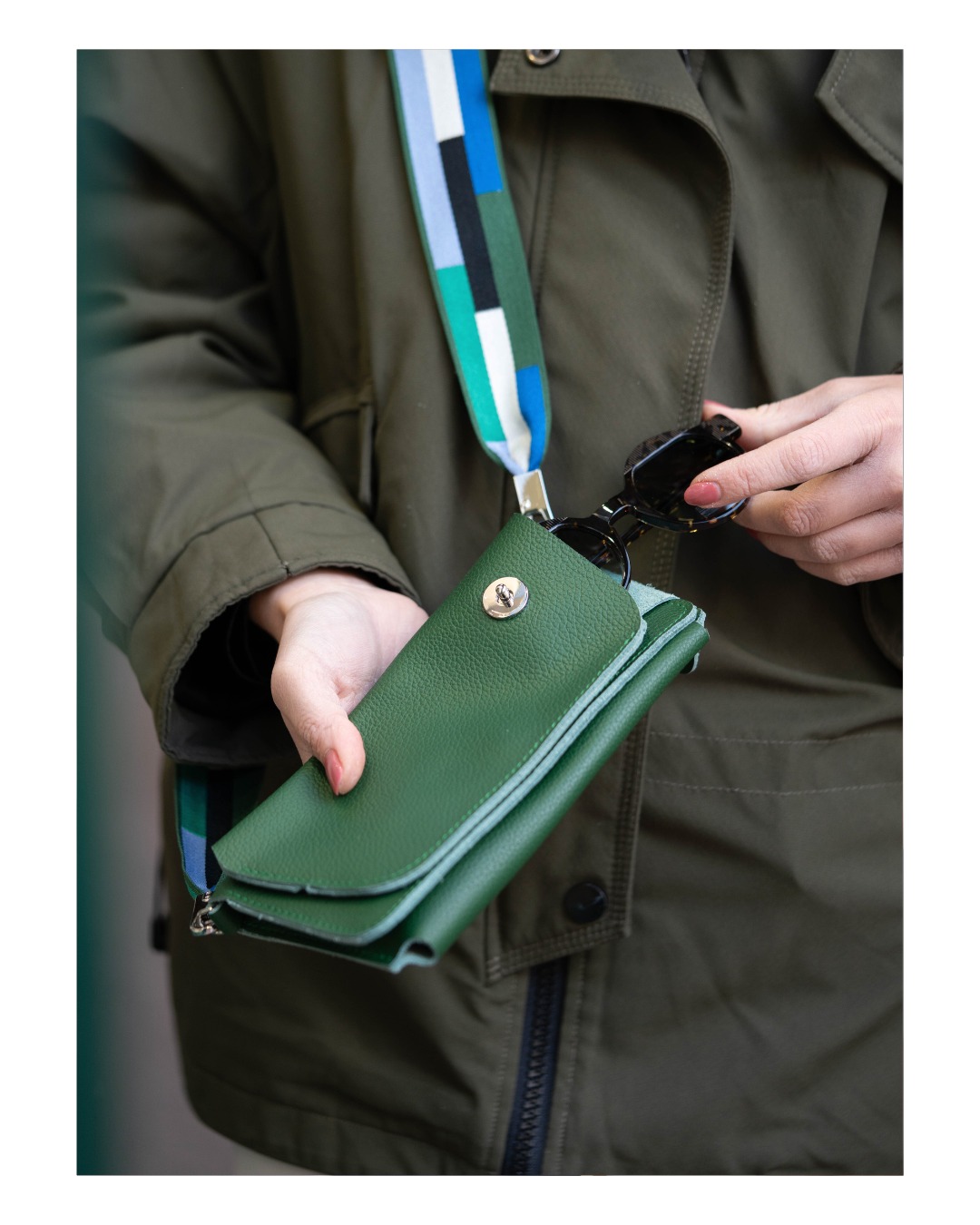 🎁 Et si vous glissiez un peu de style et de praticité sous le sapin ?
Ces jolies pochettes colorées sont parfaites pour ranger vos lunettes… mais pas que ! Lunettes, cartes, petits essentiels du quotidien, tout y trouve sa place !
Un accessoire malin, chic, et qui fait toujours plaisir.
📍Disponibles en boutique. Idée cadeau validée ✅
-
Idée cadeau l Noel 2025 l Opticien Montpellier l Cadeau Montpellier