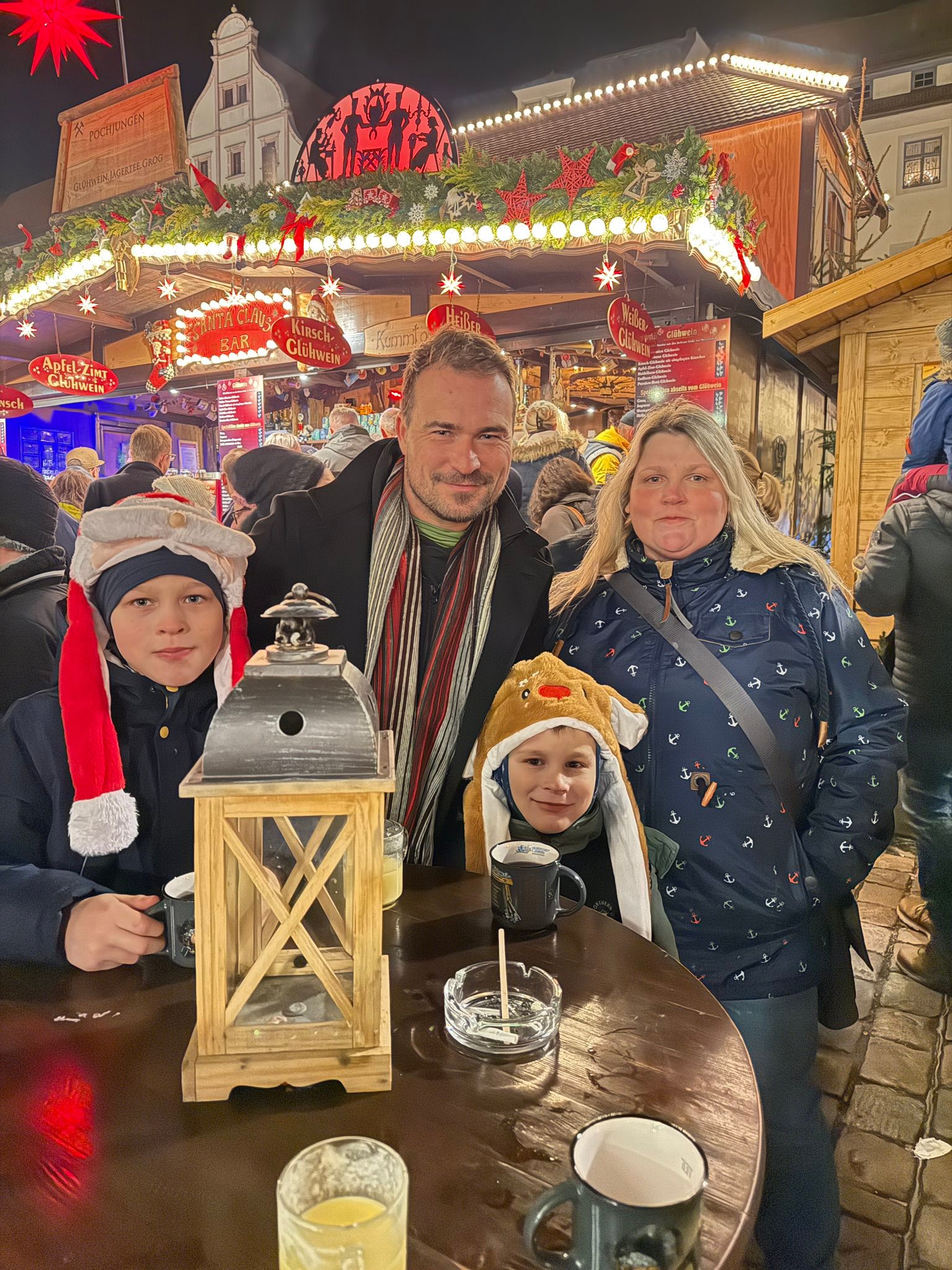 Bevor heute der letzte Christmarkttag zu Ende geht, haben wir gestern Abend noch einmal gemeinsam mit der Familie die besondere Atmosphäre auf unserem wunderschönen Freiberger Christmarkt bis 22. Dez. unserer Silberstadt Freiberg genossen.
Die Kinder hatten große Freude daran, eine fröhliche Runde auf dem Karussell zu drehen. Bei Glühwein, Punsch, leckerem Essen und vielen schönen Gesprächen mit Freibergerrinnen und Freibergern haben wir eine klasse Familienzeit verbracht.
Kurz vor dem Abschluss gab es noch eine kleine Herausforderung: Das Läuteseil an der Hilligerglocke war offenbar nur für 27 Tage ausgelegt, sodass heute kurzfristig eine Reparatur notwendig wurde. Dank des schnellen Einsatzes konnte jedoch alles rechtzeitig werden. Vielen Dank allen Beteiligten für den Einsatz! 🪢🔔✨🎄
Um 19 Uhr läuten wir die Freiberger Weihnachtsruhe nach 28 Christmarkttagen – gemeinsam mit den Berg- und Hüttenleuten, der Historischen Freiberger Berg- und Hüttenknappschaft Hfbhk_freiberg sowie den Musikern des Bergmusikkorps Saxonia Freiberg ein. Wir freuen uns auf ein wunderbares Finale genießt die Zeit. Wir sehen uns heute Abend. ⚒️✨🎄