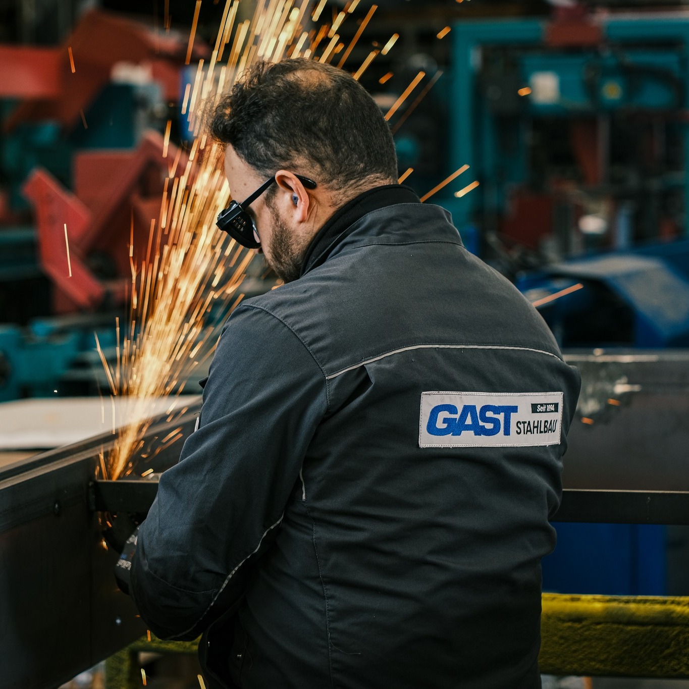 Funkenflug heißt: volle Konzentration.
Ruhige Hand, klare Abläufe und das Wissen, dass jeder Handgriff sitzt.
So arbeiten wir hier bei Gast. #teamGAST #funken #Werkstatt