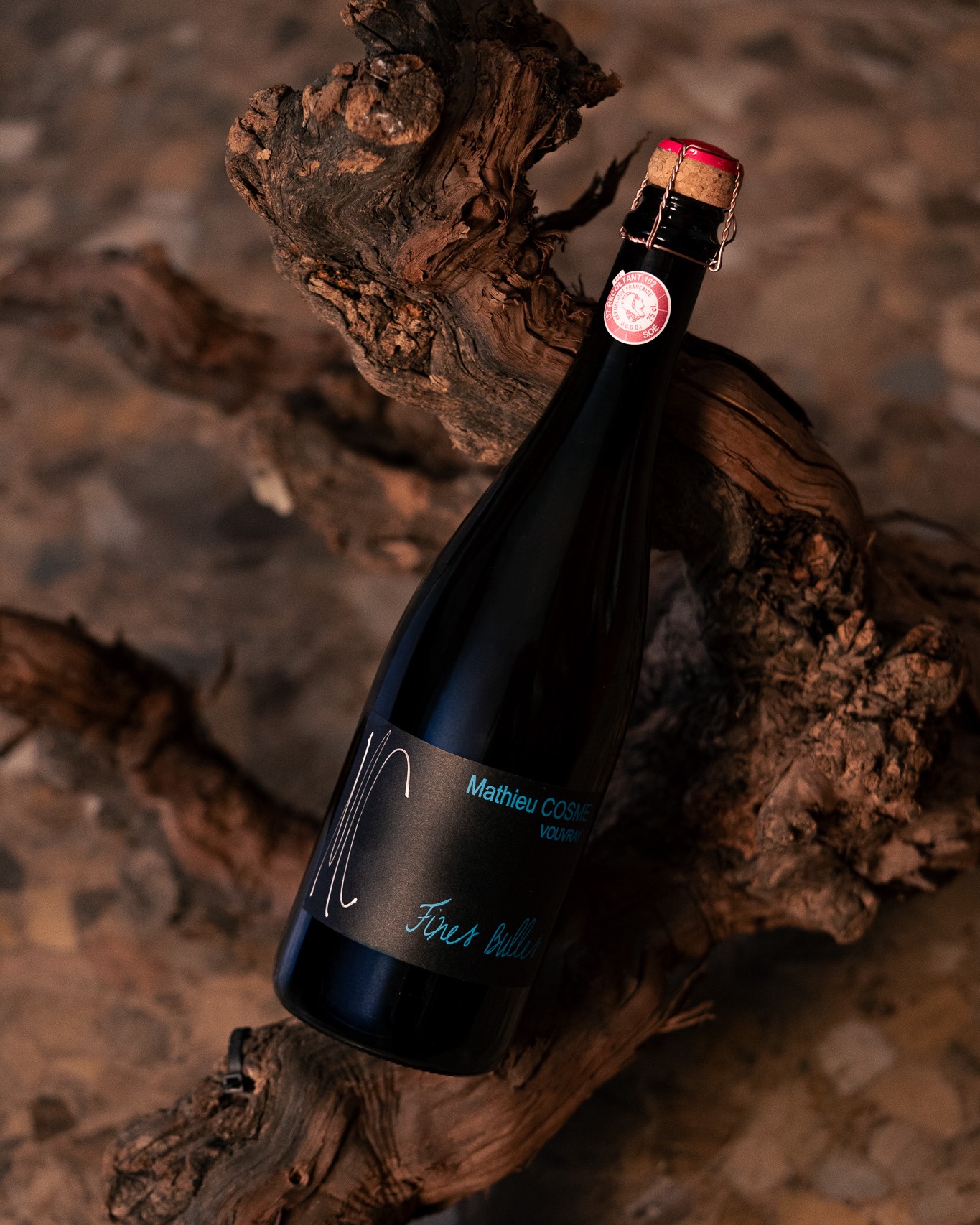 Los viñedos del Domaine Mathieu Cosme, situados en Noizay, se extienden sobre los coteaux y mesetas de la denominación Vouvray, una de las zonas más reconocidas del Valle del Loira. El entorno se caracteriza por una geología típica de la región, formada durante el período Cretácico, que define de manera clara el estilo y la identidad de los vinos elaborados a partir de Chenin Blanc.
El suelo es mayoritariamente arcillo-calcáreo, con una base de tuffeau, la emblemática piedra caliza blanca del Loira. Este tipo de subsuelo aporta una excelente capacidad de drenaje y, al mismo tiempo, una buena retención de agua, lo que permite a la vid mantener un equilibrio hídrico incluso en añadas más secas.
En algunas parcelas aparece también la presencia de sílex, que refuerza el carácter mineral y aporta notas más incisivas, especialmente apreciables en los vinos espumosos. La combinación de estos elementos geológicos favorece una maduración lenta y regular de la uva, preservando una elevada acidez natural, rasgo fundamental del Chenin Blanc en Vouvray.
Además, la cercanía del río Loira actúa como regulador climático, suavizando las temperaturas extremas y reduciendo el riesgo de heladas severas. Este microclima, unido a la naturaleza del suelo, permite obtener uvas equilibradas y expresivas, base de vinos espumosos finos y precisos como Fines Bulles, con marcada frescura, profundidad y capacidad gastronómica.
Una elección segura para brindar con estilo en tus celebraciones de 2026 🥂✨