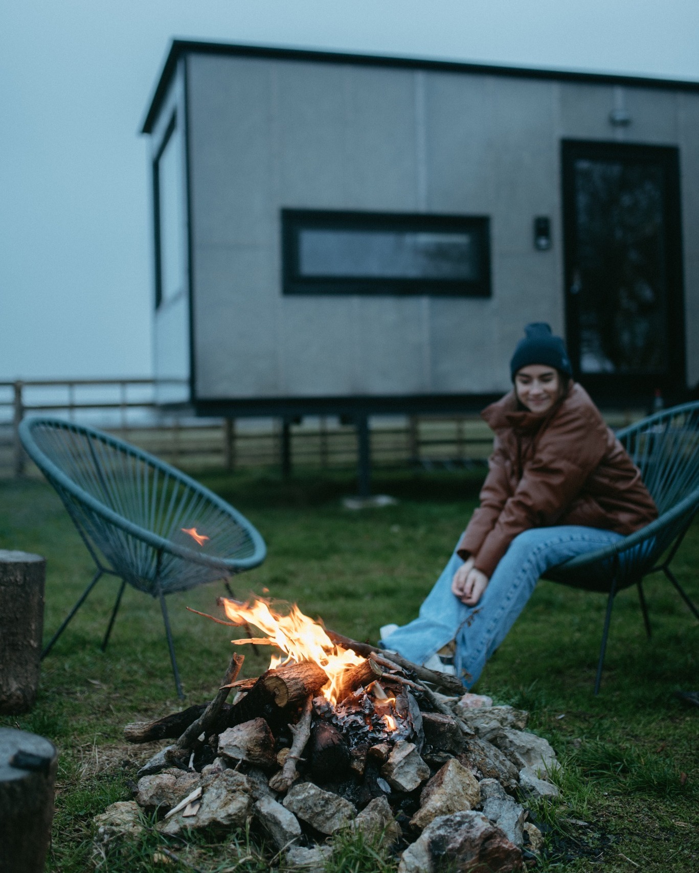 Vikend u Zasavici bio je kao mali beg od stvarnosti – samo dobra ekipa, tišina prirode i zimska magija svuda oko nas. Večeri uz vatru, jutra u magli, smeh bez pauze. 🌲✨
Ako želite da sledeći put vi budete tu sa svojom ekipom, čekamo vas u Buzzoffski Cabinsu. ❄️
Za sve informacije o dostupnosti kućica posetite naš sajt www.buzzoffski.com i uz kod BUZZOFFSKIWINTER ostvarite 20% popusta na sve rezervacije u zimskom periodu. ❄️