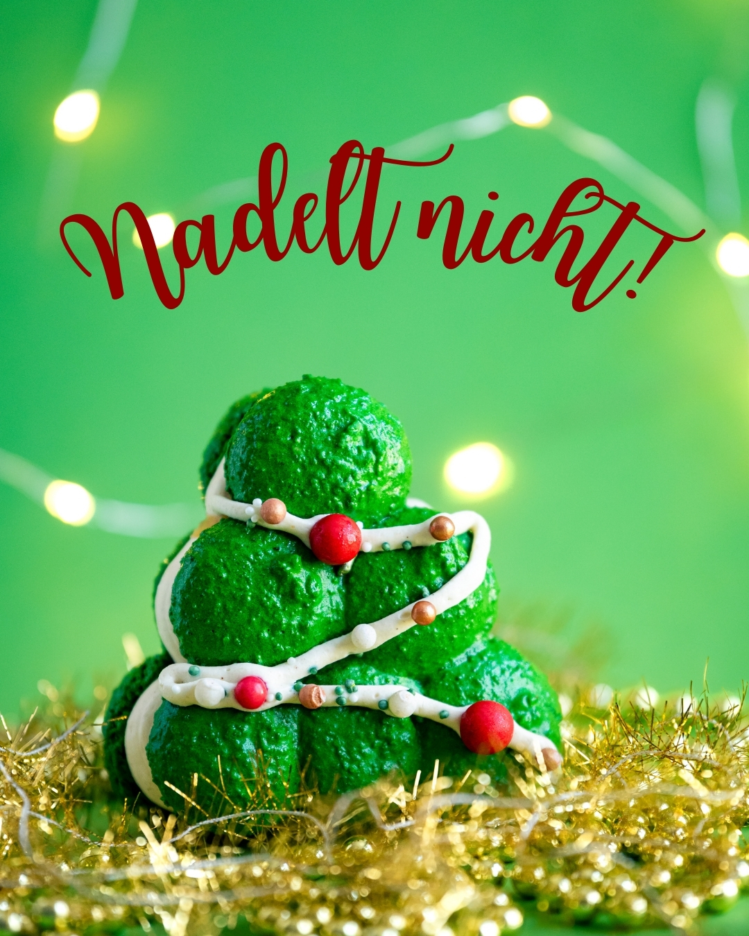 🎄 XL-Macaron Tannenbaum – Bratapfel 🍎✨
Der festlicher XL-Macaron in Tannenbaumform ist ein echtes Weihnachts-Highlight und das Beste, er nadelt nicht:
zarte Macaronschalen, eine cremige Füllung und feiner Bratapfelgeschmack – winterlich, aromatisch und einfach richtig lecker.
👉 Einzeln: 3,90 €
👉 5er-Box: 18,90 €
Perfekt zum Verschenken, Teilen oder Selbergenießen in der Adventszeit 🤍
Bestellt eure Weihnachts-Macarons ganz bequem per Click & Collect www.Itisacake.de vor oder kommt direkt bei mir in der Konditorei vorbei und deckt euch mit euren Lieblingsleckereien ein.
Eure Julia ✨
#itsacake #xlmacaron #weihnachtsmacarons #bratapfel #weihnachtsgenuss #patisserie #handgemacht #clickandcollect #adventszeit #weihnachtsleckereien #itzehoe #heiligenstedten