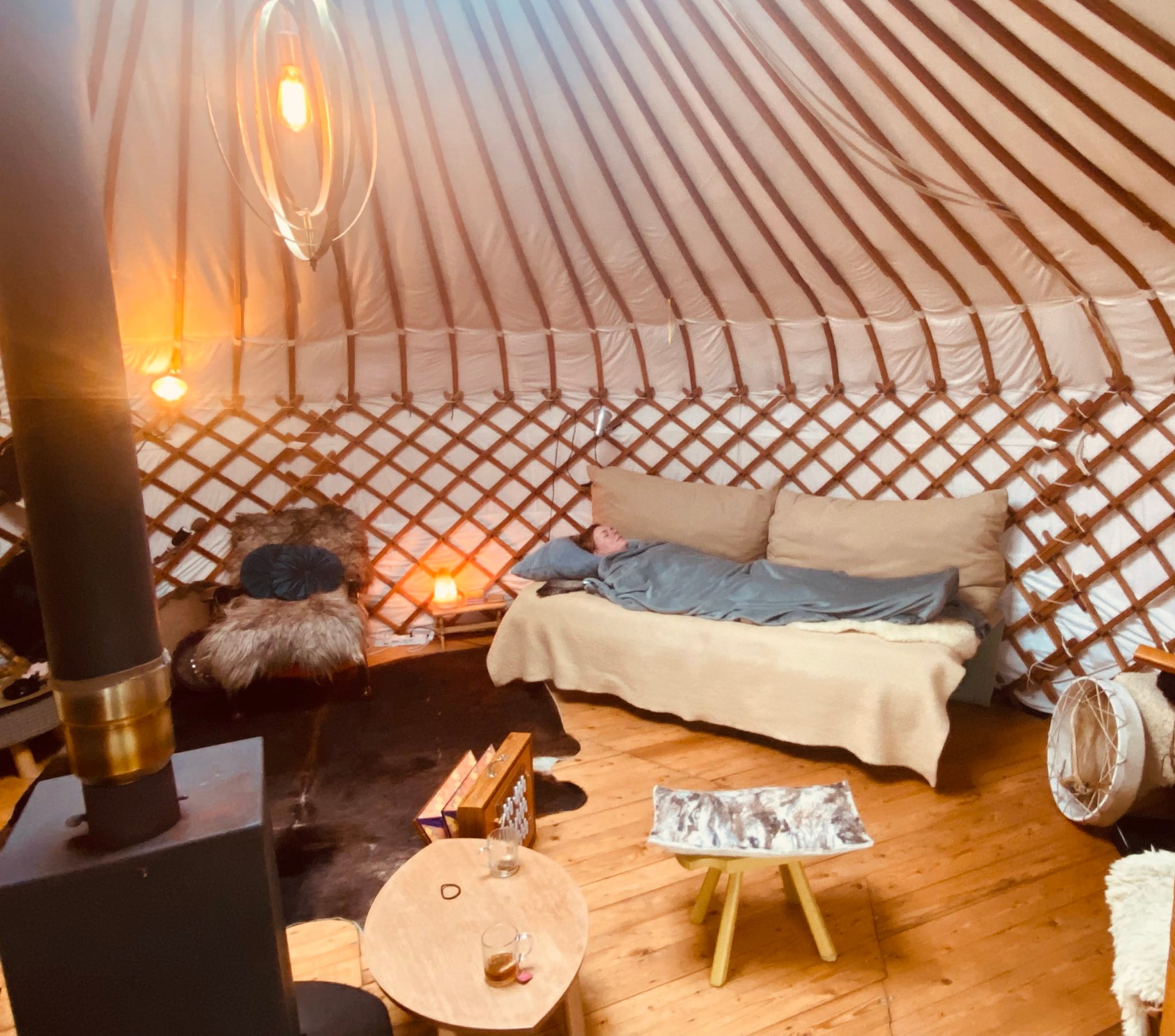 Gisteren heb ik weer een Vocale Sound Healing verzorgd in de Yurt in Voorst (bij Apeldoorn/ Zutphen)
Ik channel liefdevolle klanken, frequenties en muziek om jouw lichaam de gezonde frequentionele velden te laten herinneren! Van stress naar zachte ontspanning ❤️🎶🙏🏻
Ik gebruikte mijn drum, stem, shrutibox, double bass flute en native triple flute. En dat kan variëren want ik bespeel allerlei instrumenten.
I really love it!
Wil je het ook een keer ervaren? Stuur me even een PM. Veel liefs ❤️❤️❤️