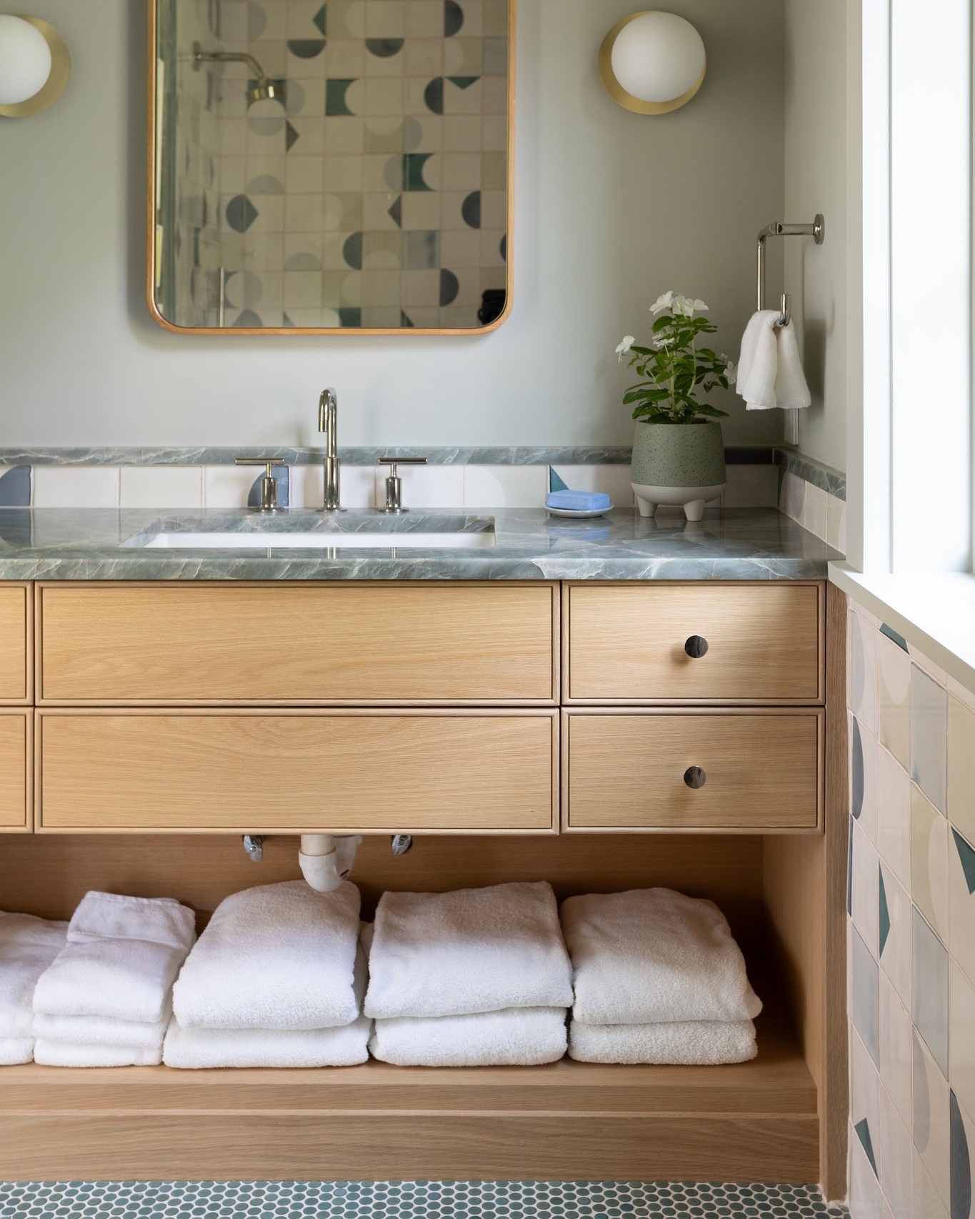 A bathroom built around precision and everyday function. The custom vanity, stone surfaces, and integrated storage were designed and built to feel clean, warm, and timeless without sacrificing performance.
Photograph: @emilyobrienphoto_design
Architect: @mcalpinehouse
Interior Design: @changoandco
#luxurybuilder #customhomebuilder #interiordetails #custommillwork
#bathroomdesign #customvanity #vanitydesign #bathroominspo
#warmwoodtones #interiorinspo #classicinteriors #newenglandhomes
#moderntraditional #homeinspiration #luxuryinteriors #interiorarchitecture
#craftedspaces #designinspo #timelessdesign #cozyhomevibes
#bathroomgoals #elevatedliving #homestylingideas
#interiorstylelover #builtwithquality #cabinetrydesign #organicinteriors
#styledspaces #designbuild