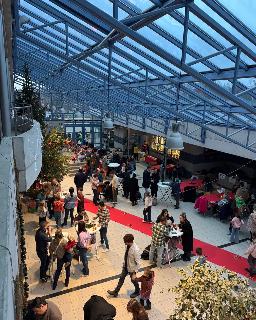 Wat een warm en gezellig kerstmarktje was het gisteren! ❤️🎶
De sfeer zat helemaal goed, de verhalenparaplu’s waren een echte hit ☂️📖 en de boekenverkoop was een groot succes 📚🙌
Dankjewel aan iedereen die langskwam om mee te genieten, te luisteren, te lezen en te steunen 🥰
Samen maakten we er een magisch moment van ✨🎅🎄