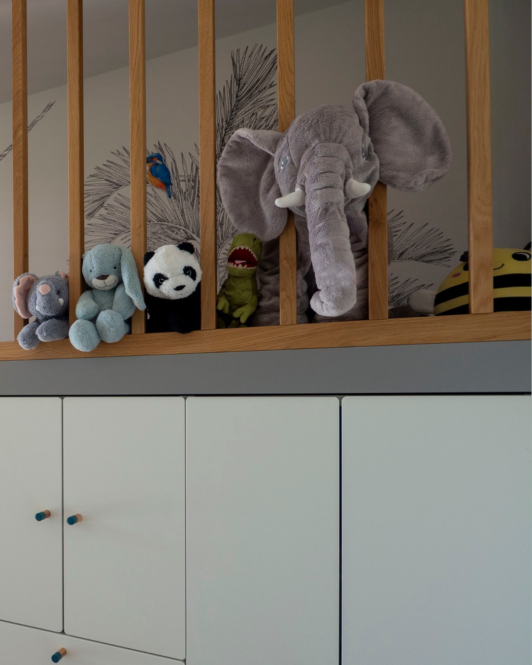 „Alles hat seinen Platz“
Unter der Schlafebene entsteht wertvoller Stauraum: Laden, Fächer, Türen – alles maßgeplant, um Spielsachen, Kleidung und Kleinteile zu verstauen.
So bleibt das Kinderzimmer schön, funktional und jederzeit aufgeräumt.
Die Fronten sind bewusst schlicht gehalten – hell, ruhig, zeitlos.
Ordnung muss einfach funktionieren – besonders im Kinderzimmer.