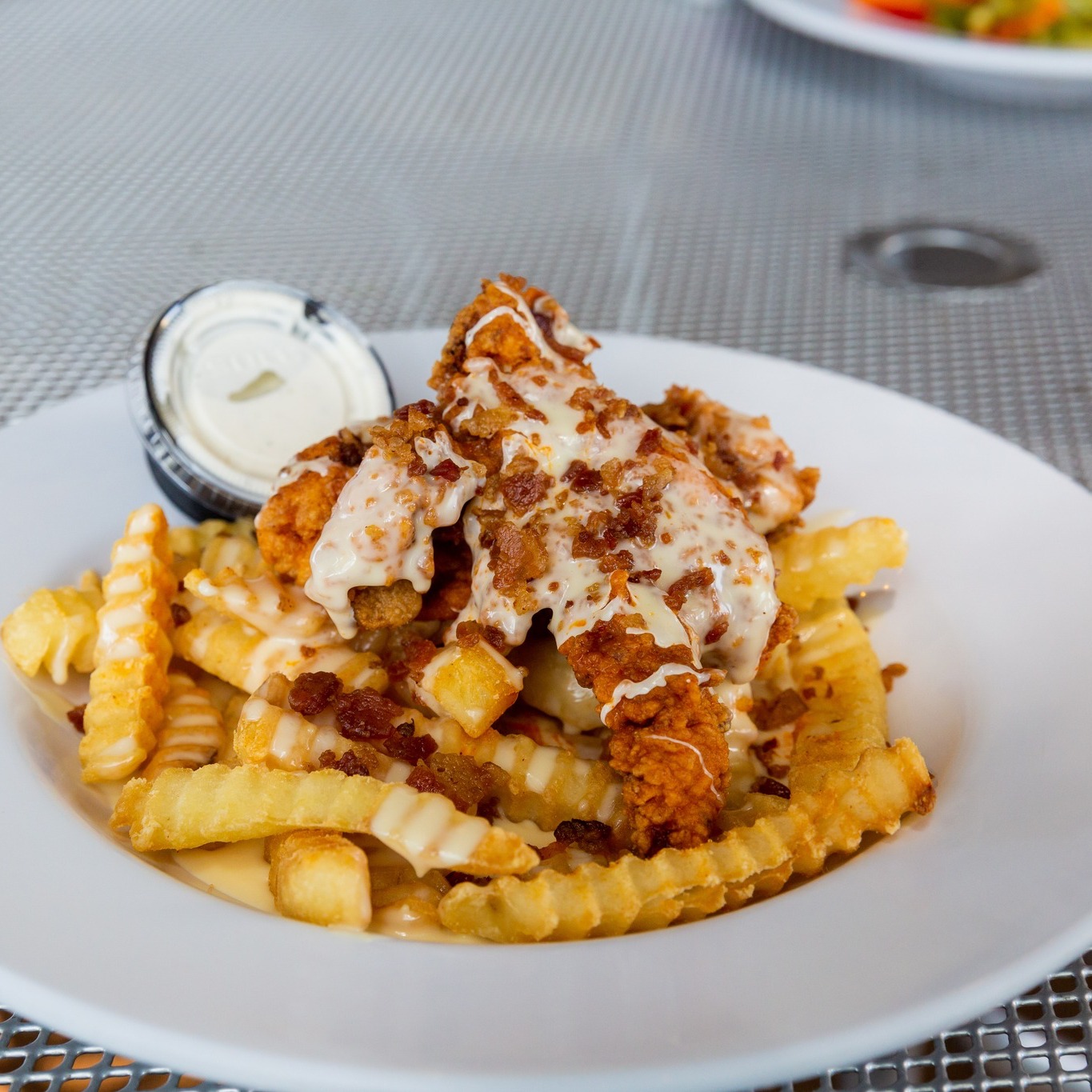 So satis-frying! 😋 Grab our Gooey Wingfinger Bowl with jumbo fingers, fries, homemade gooey cheese, bacon + buttermilk ranch 🤤