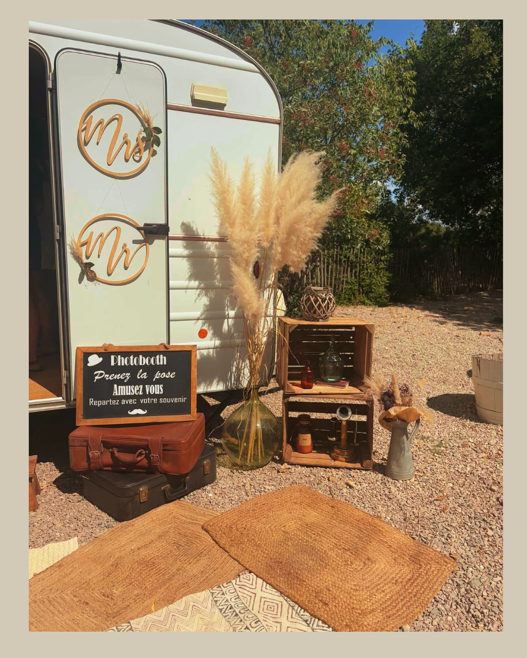 📷 CARAVANE A SELFIE 📷
Vous êtes de plus en plus nombreux à être séduit par notre caravane à selfie.
Elle se fond parfaitement dans la décoration de nos beaux domaines dans le sud.
On prend soin de la décoration dans les moindres détails.
#photobooth #borneaselfie #photomaton #herault #gard #teambulding #mariage2026 #mariage