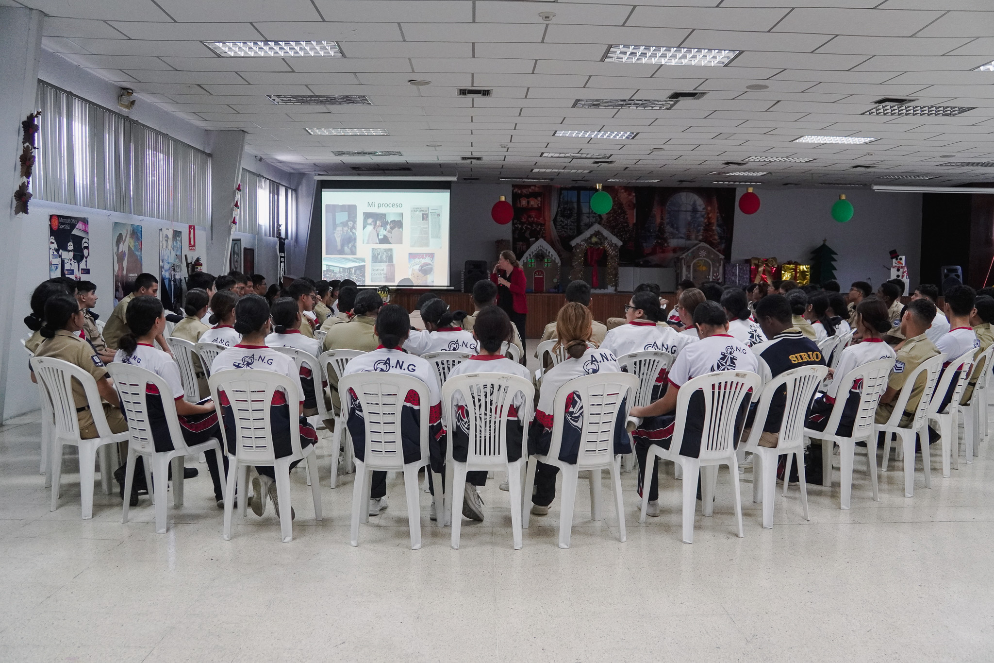 Nuestros cadetes de 2.º de Bachillerato, de ambas jornadas, participaron en una enriquecedora charla vocacional junto a Melisa Spurrier, un espacio de reflexión y guía que les permitió explorar sus intereses, fortalecer su visión de futuro y tomar decisiones con mayor seguridad.
Agradecemos a Melisa por compartir su experiencia y motivar a nuestros cadetes a creer en su potencial y en los caminos que pueden construir con disciplina y convicción. ⚓✨
#OrientaciónVocacional #FormandoLíderes #CadetesANG #FuturoConPropósito
