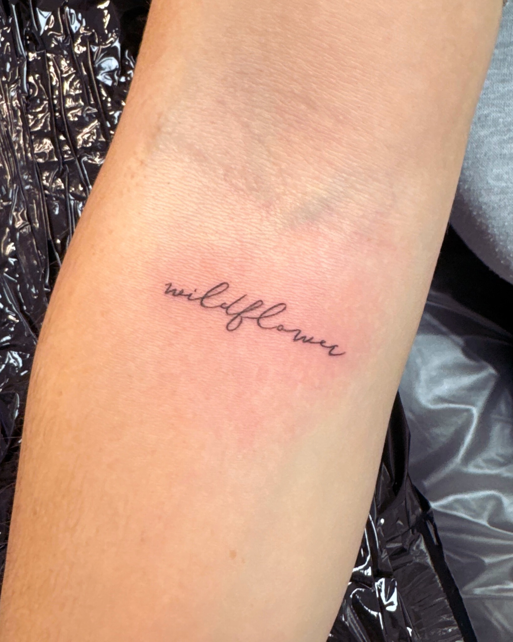 w i l d f l o w e r 🌸
Delicate, understated, but quietly strong — just like the meaning behind it.
A little reminder to keep growing, even in unexpected places.
I love how timeless fine line script feels when it’s kept this simple.
Would you choose a word with meaning or pure aesthetic? ✨
#finelinescript #wordtattoo #wildflowertattoo #meaningfultattoo #delicatetattoo #girlietattoos #finelinetattoo