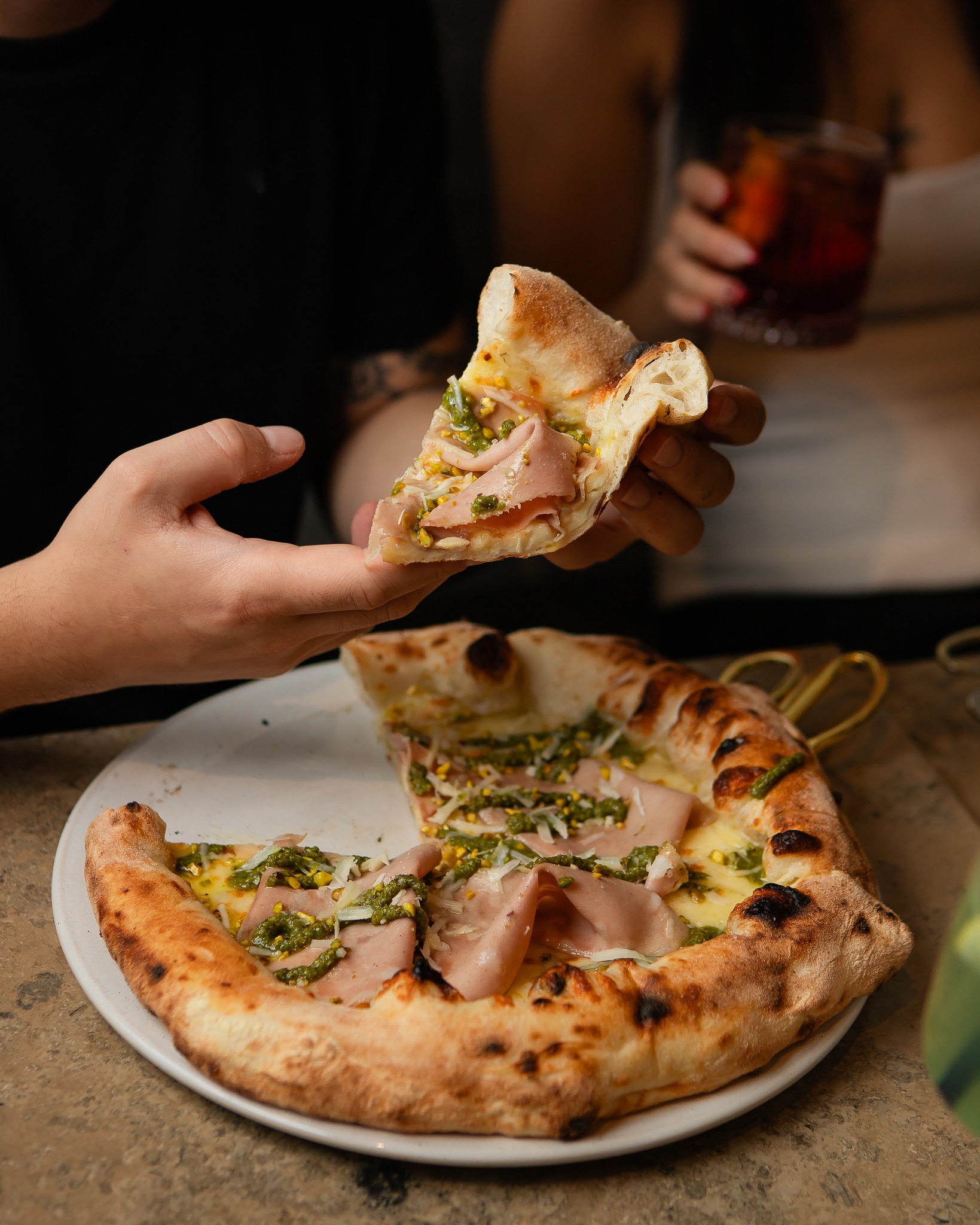 🍕🥗 Lunch bei Nuva ✨
Gönn dir eine kleine Auszeit – mit frischer Pizza, leichten Salaten und italienischem Flair. Perfekt, um Energie für den Nachmittag zu tanken oder den Arbeitstag entspannt zu unterbrechen.
Ob allein, zu zweit oder mit Kolleg*innen – bei uns gibt’s Leichtigkeit, Genuss und echte Pizza artigianale auf den Tisch. 💛
#nuva #lunchtime #pizzalove #italianvibes #augsburgfood #leipzigfood #mittagspause #freshanddelicious