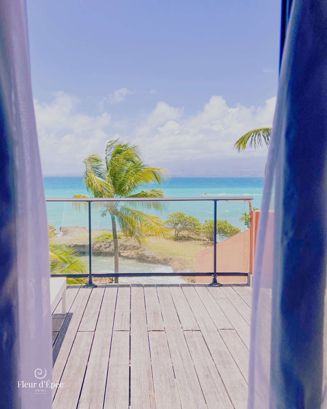 La baie vitrée s’ouvre, la lumière entre, la mer s’impose.
Dans la suite junior, chaque matin commence par une vue qui apaise, inspire et fait oublier le reste. Dans cette chambre, le décor n’est pas un détail : il fait partie de l’expérience.
Nous vous invitons à ralentir, à contempler, à profiter pleinement.
#suitejunior #hotelroom #hotelsuite #hotelguadeloupe