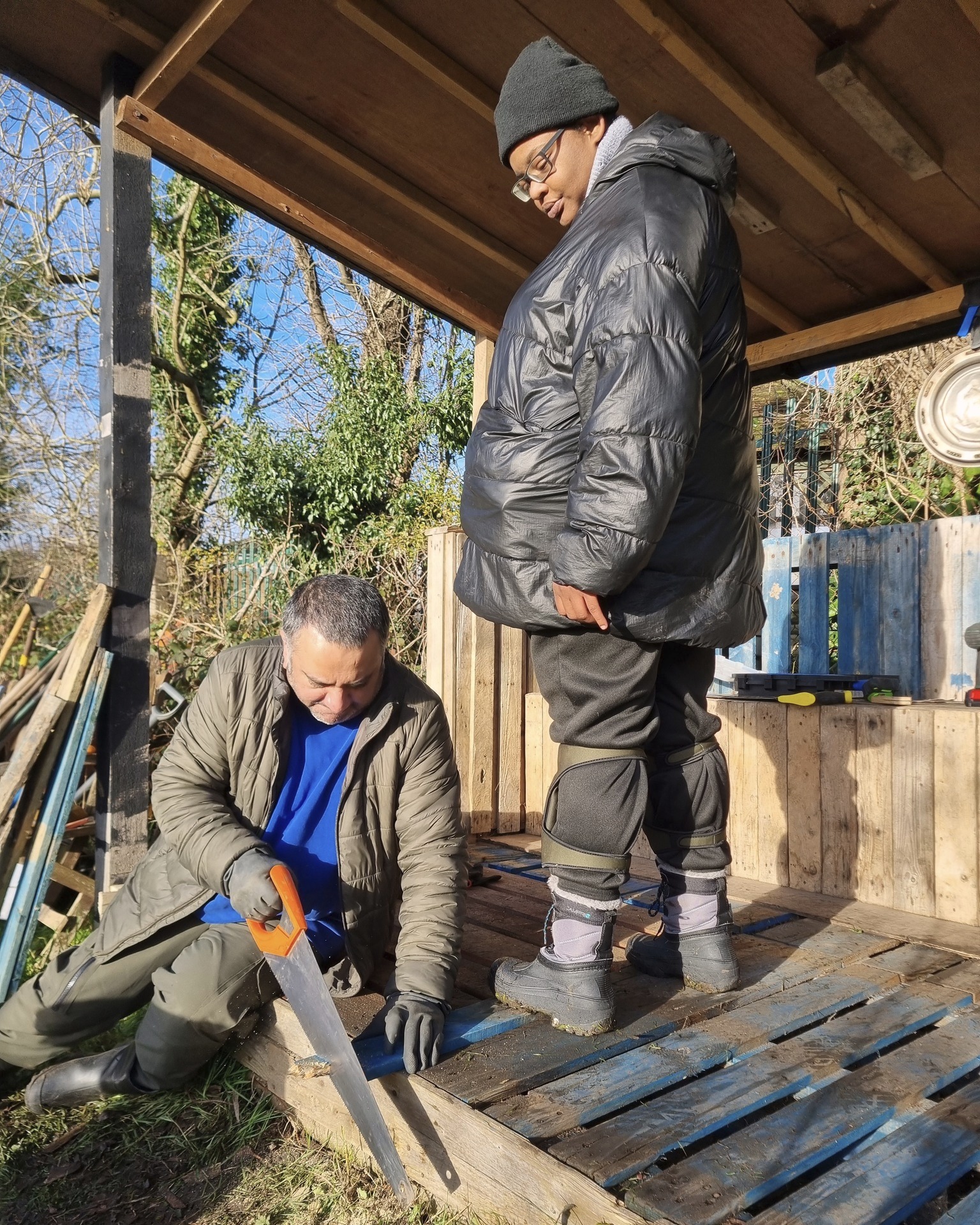No #EdiblePerennials last weekend at #ThePeoplesPlot in #Stirchley... We've been replacing the flooring on our water-harvesting shelter and completing our tool store with some #PalletBreaking and #building! We will be back here in January next year if you'd like to join us at this stunning allotment site.