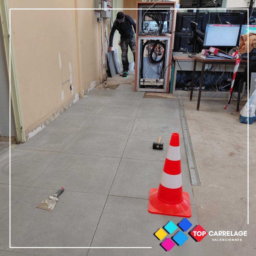 🚧 CHANTIER EN COURS 🚧
Un grand merci à la société @sasbavaybernard pour le partage de ce chantier !
Un véritable défi relevé avec succès : assurer la pose du carrelage tout en maintenant l’activité de l’usine. 👏
Chapeau bas l’équipe de pose !
👉 Au sol, un carrelage en grès cérame 60x60 effet béton, avec classement UPEC : un choix idéal pour résister aux contraintes d’un environnement professionnel, durable et sans souci au quotidien.
📍 À découvrir en magasin chez Top Carrelage Valenciennes.