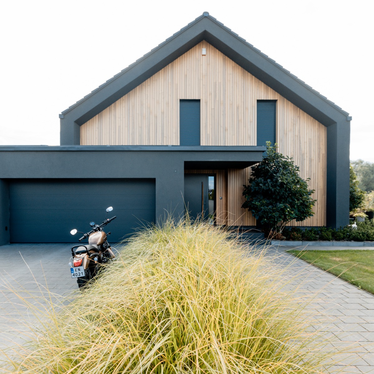 A statement from the street, perfection up close.
This @dakowindows front door and garage door pairing brings together refined European craftsmanship, precision engineering, and modern curb appeal. Clean lines, seamless integration, and a finish that elevates the entire façade.
Designed for homes where details matter.
📍 Custom residential project
🛠 Premium European doors by DAKO
🏡 Installed by Modern Arc
Front door + garage, perfectly aligned.
European design. Modern performance.
By Modern Arc
This custom installation features a DAKO aluminum front door and matching garage door, combining contemporary European design with durability and energy efficiency.
At Modern Arc, we specialize in high-performance architectural doors and windows that enhance curb appeal while delivering long-term performance for modern homes.
#ModernArc #ModernArchitecture #ArchitecturalDesign #LuxuryHomes #CustomHomes #AluminumDoors #GarageDoors #FrontDoorDesign #ExteriorDesign #FacadeDesign #CurbAppeal #DesignInspiration #ContemporaryHomes #HighEndHomes #ArchitecturalDetails
#CanadianArchitecture #LuxuryLiving #DesignBuild