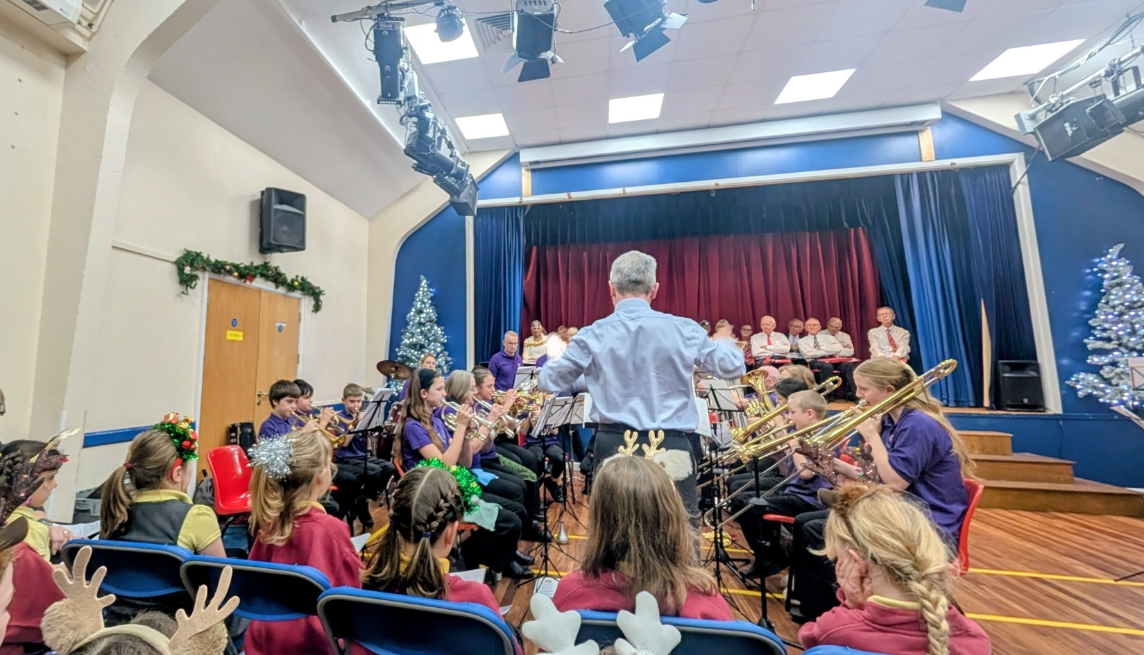 Wantage Training Band putting on a fantastic show at the Wotton Warblers Christmas Concert!
Second half coming up... ๐บ ๐
#BrassBand #Community #Christmas #Wantage